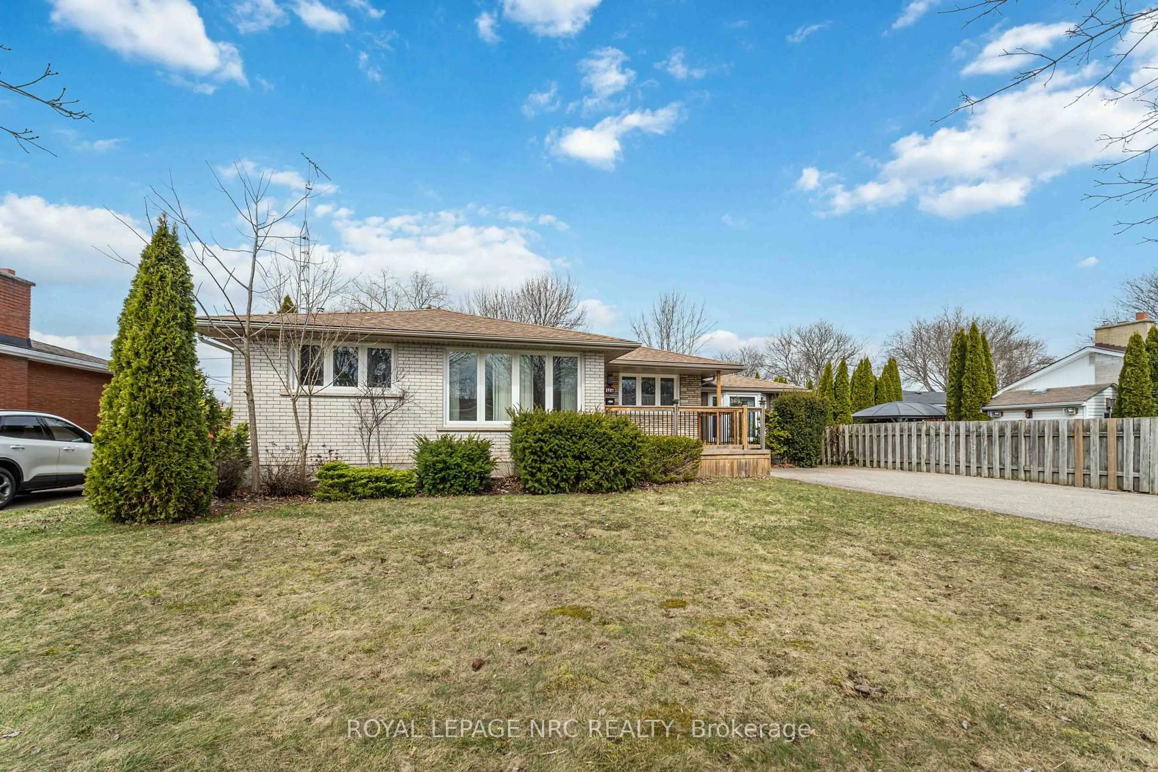 A pic from outside/outdoor area/front of a property/back of a property/a pic from drone, street for 3987 Montcalm Cres, Niagara Falls Ontario L2G 6L9