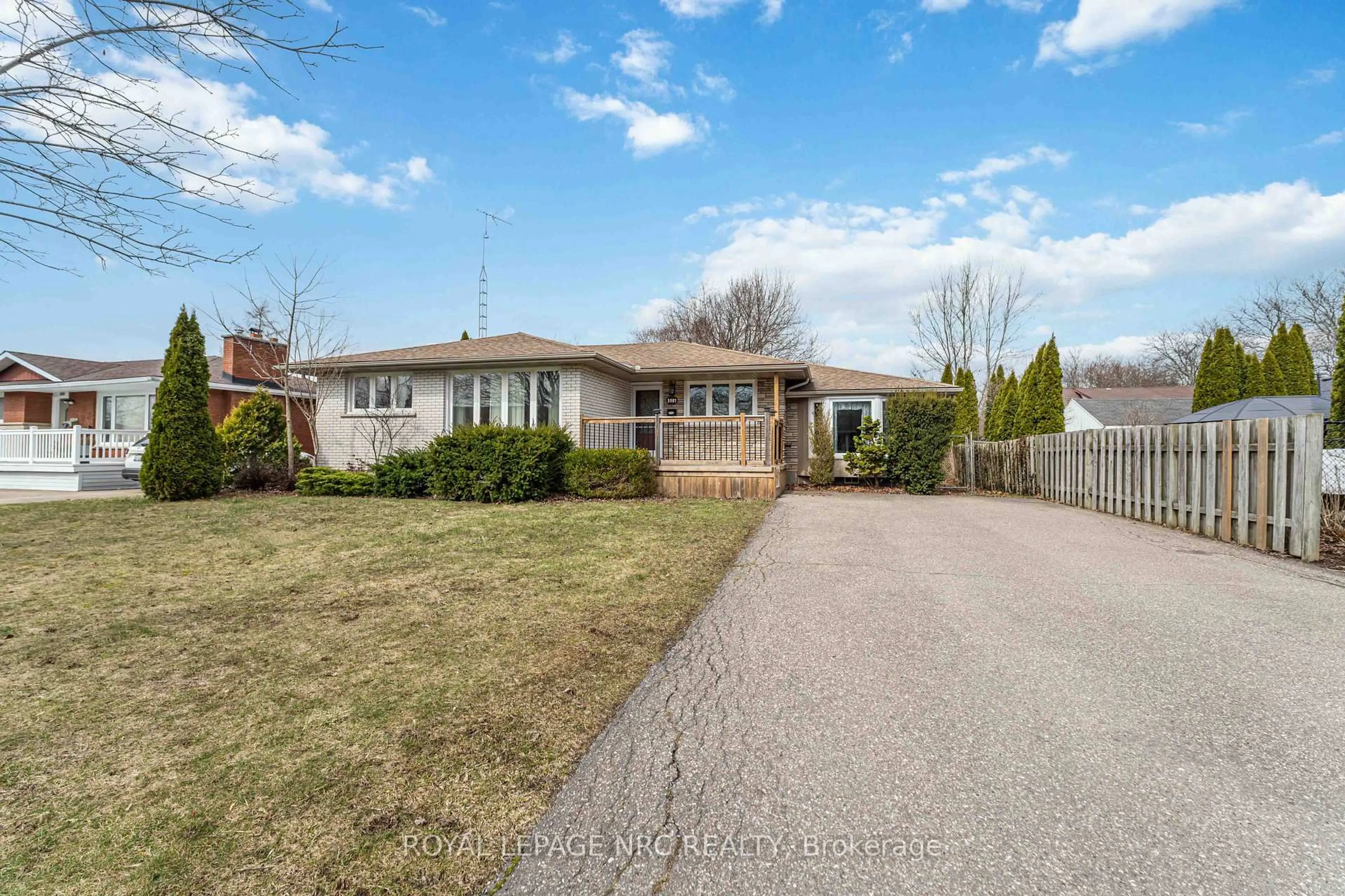 A pic from outside/outdoor area/front of a property/back of a property/a pic from drone, street for 3987 Montcalm Cres, Niagara Falls Ontario L2G 6L9