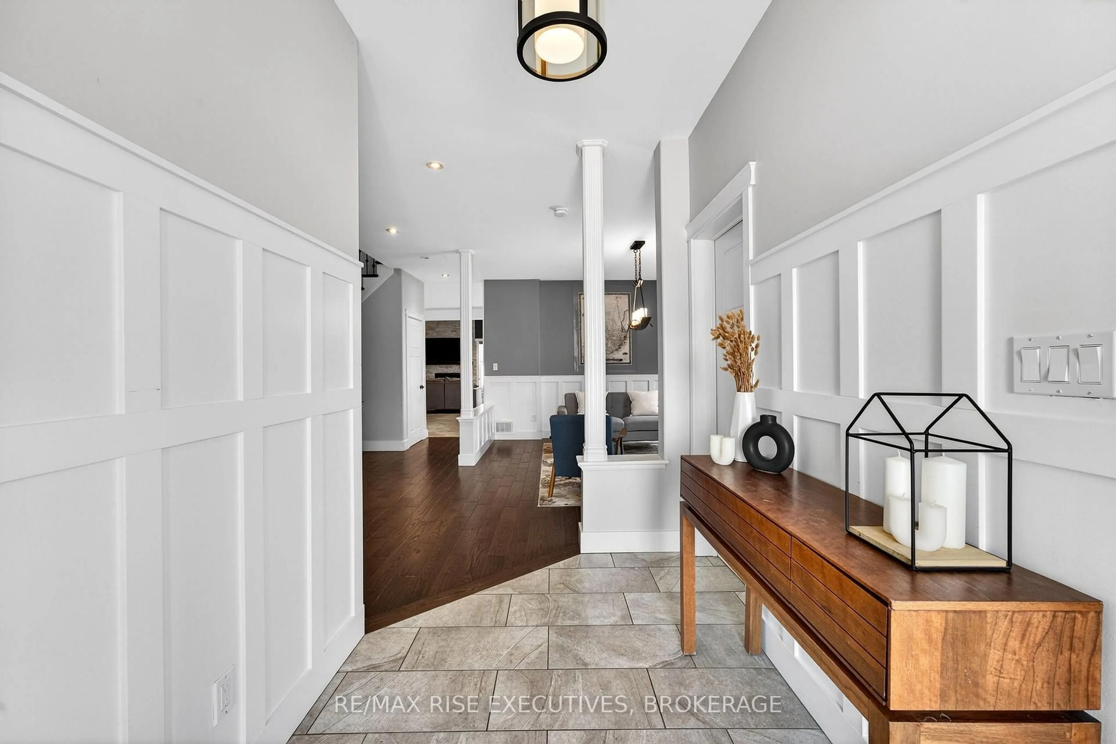 Indoor entryway for 700 Stonehenge St, Kingston Ontario K7P 0B2