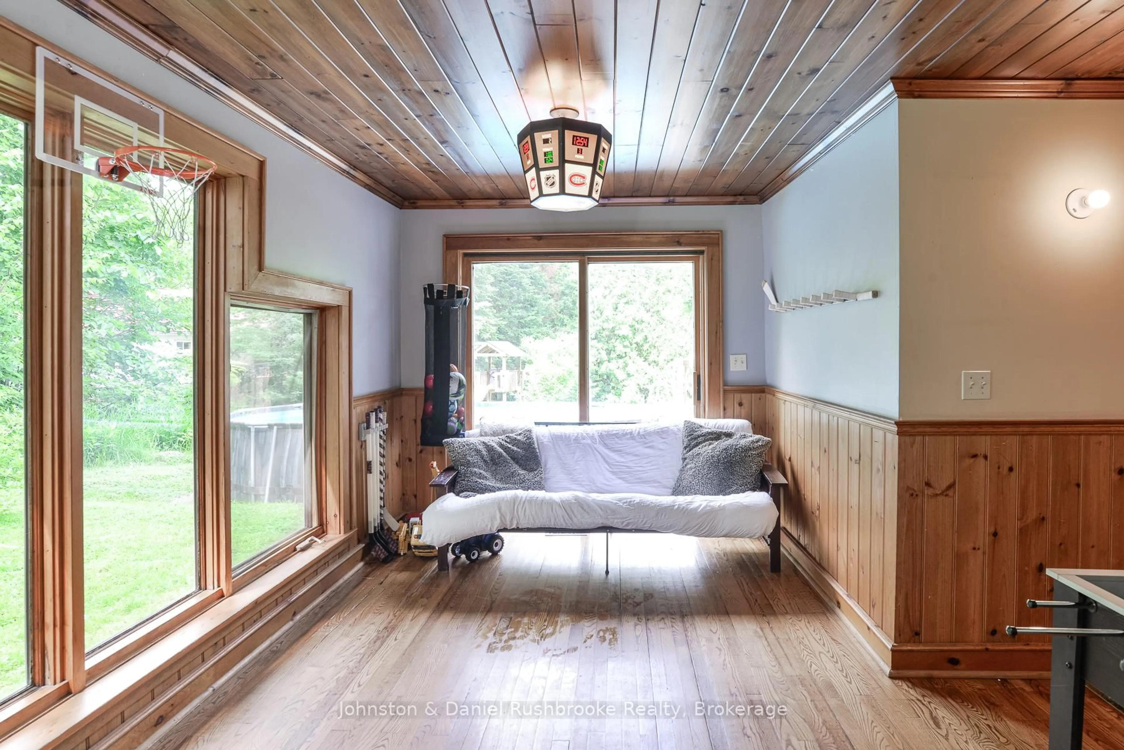 Indoor entryway for 1658 HOUSEY'S RAPIDS Rd, Gravenhurst Ontario P1P 1R3