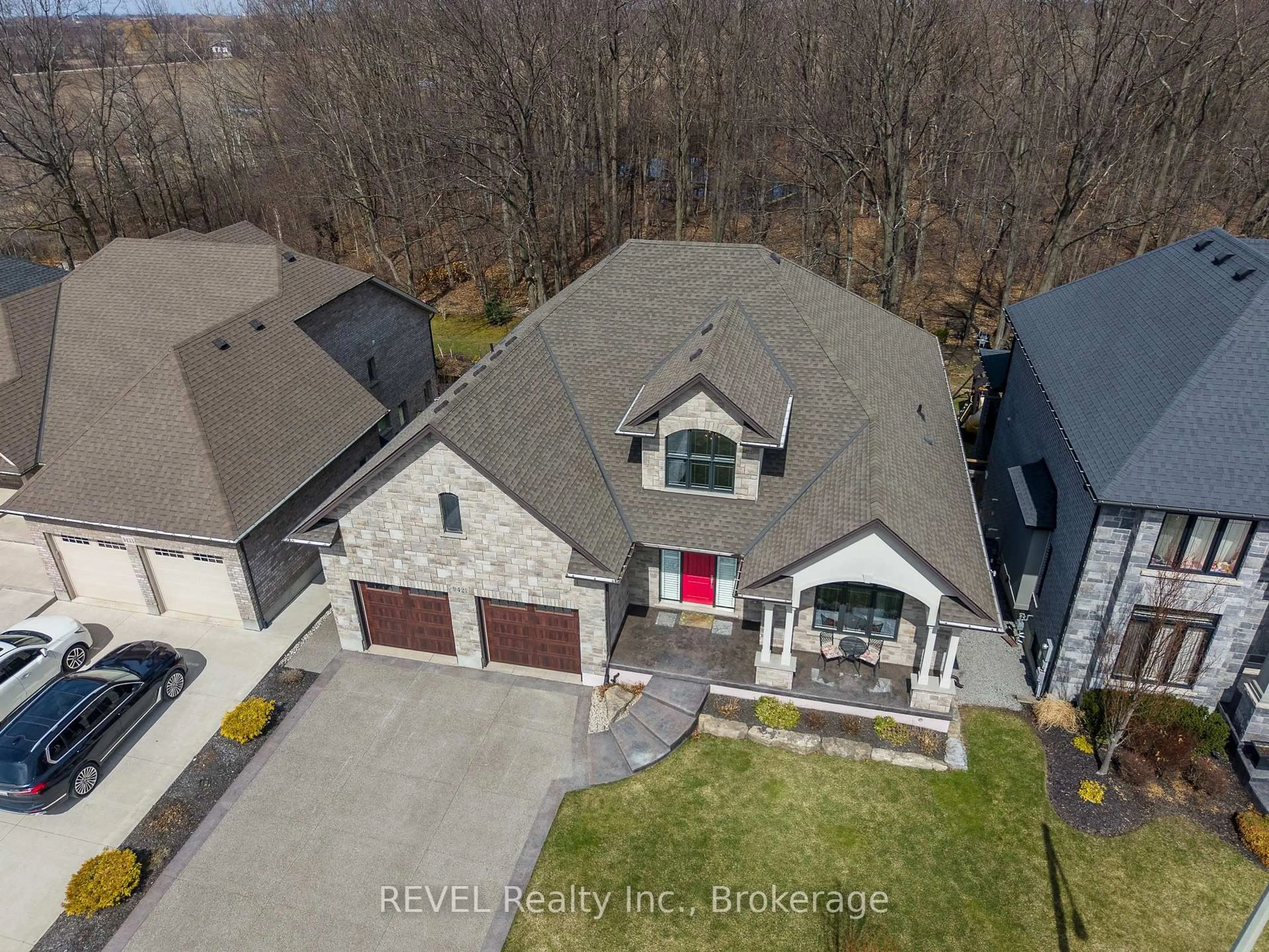 A pic from outside/outdoor area/front of a property/back of a property/a pic from drone, street for 9421 Madison Cres, Niagara Falls Ontario L2H 0M3