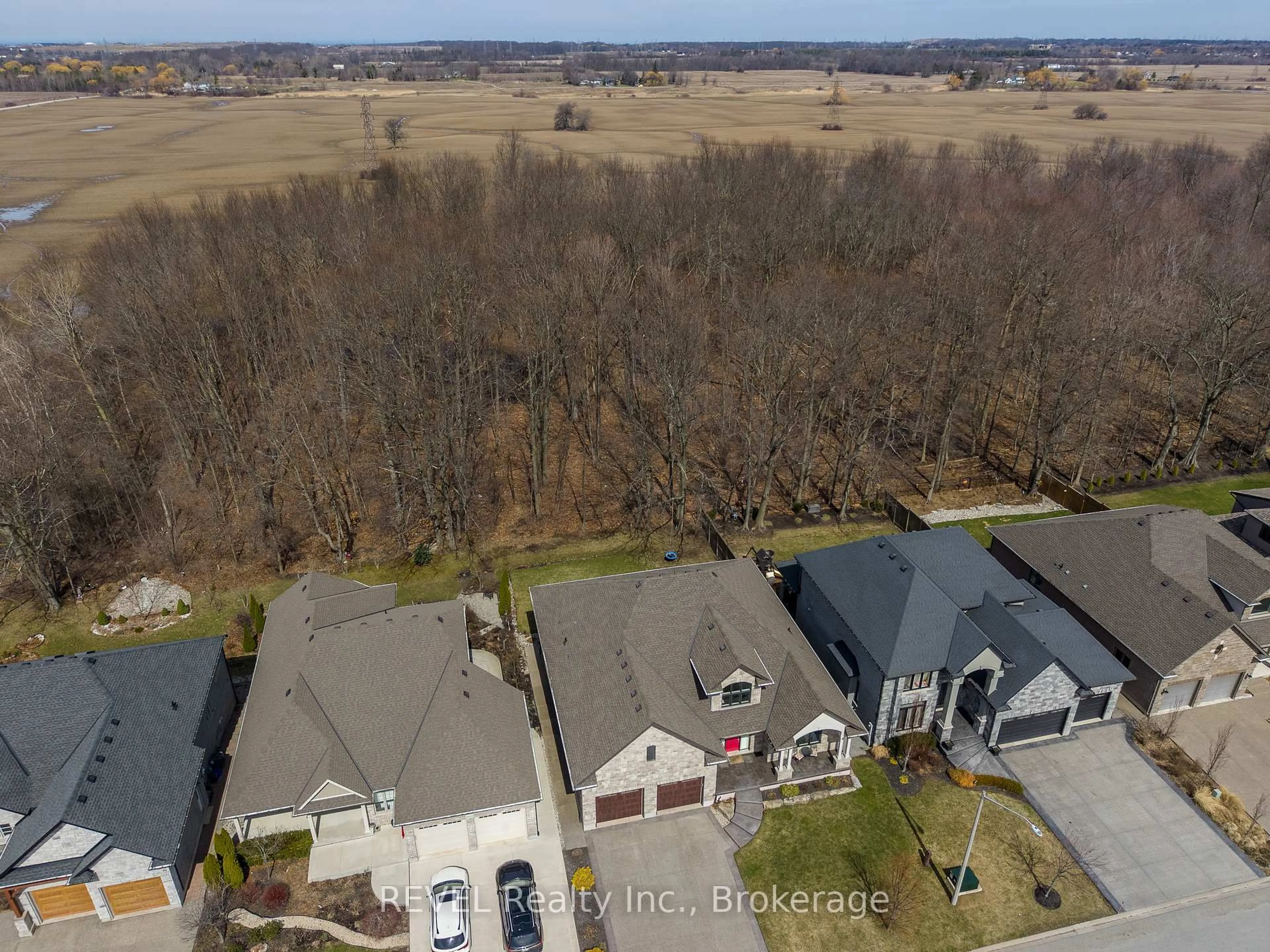 A pic from outside/outdoor area/front of a property/back of a property/a pic from drone, unknown for 9421 Madison Cres, Niagara Falls Ontario L2H 0M3