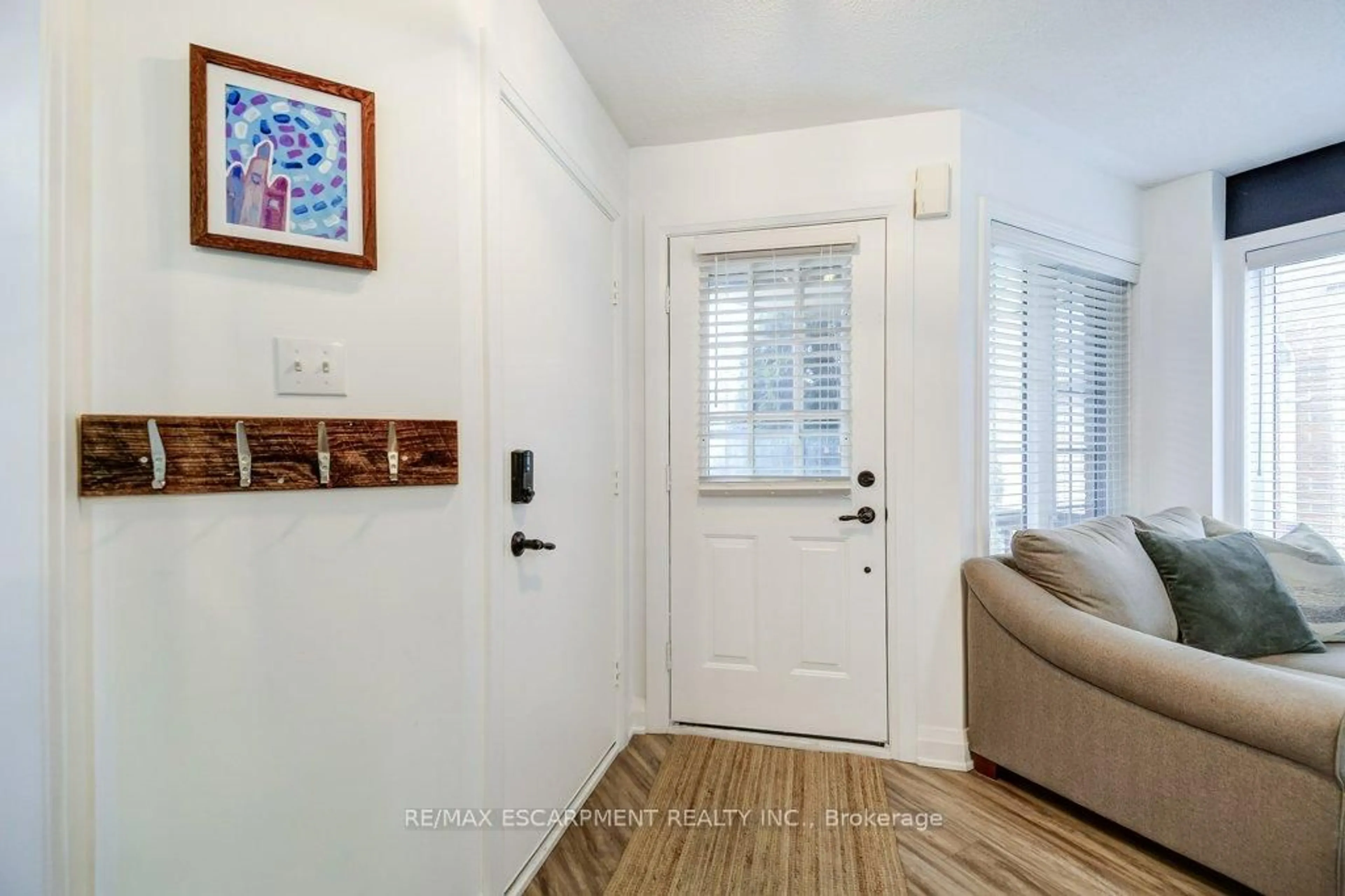 Indoor entryway for 4 Harnesworth Cres, Hamilton Ontario L8B 0J3