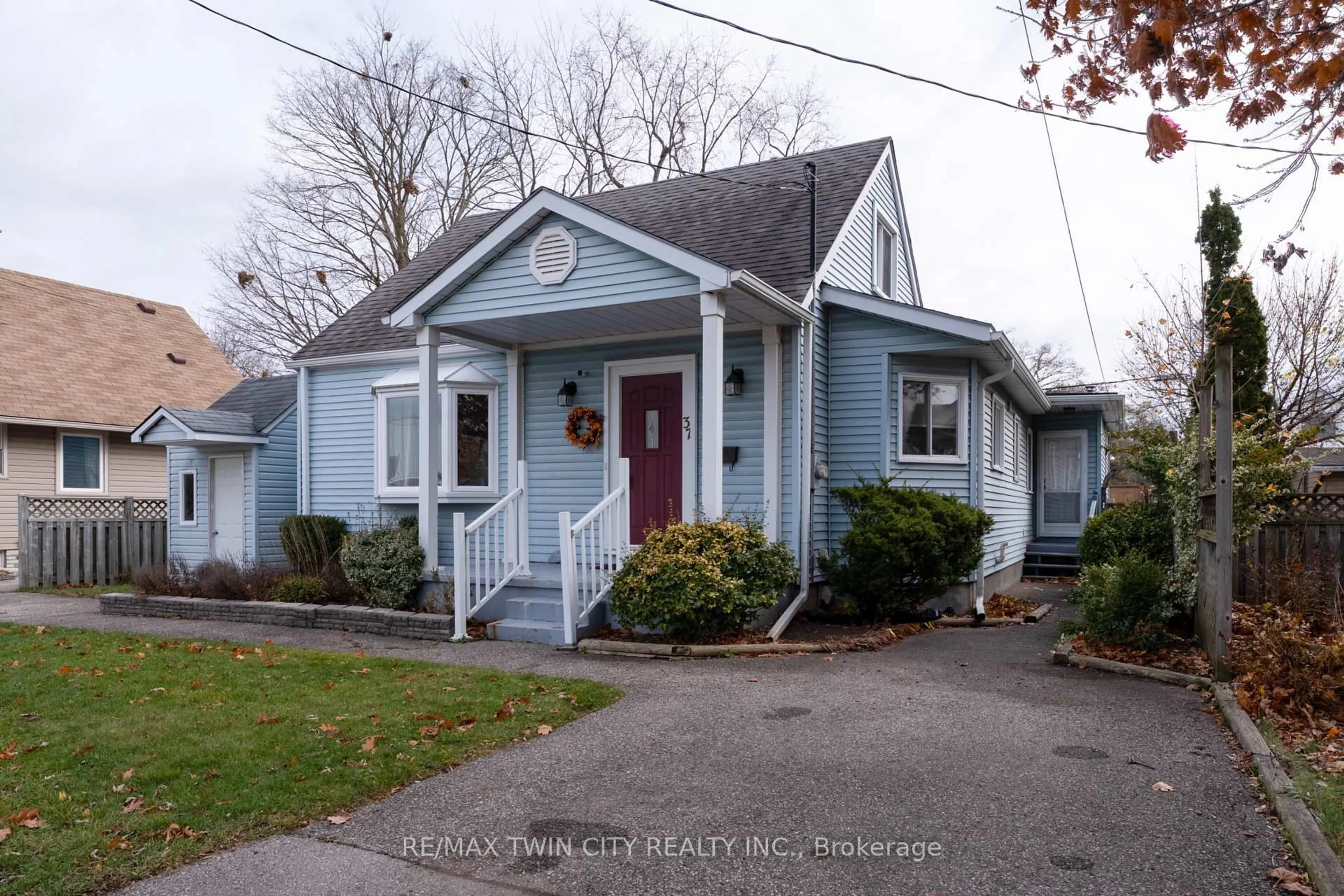 Home with vinyl exterior material, street for 37 Frank St, Brantford Ontario N3T 5E1