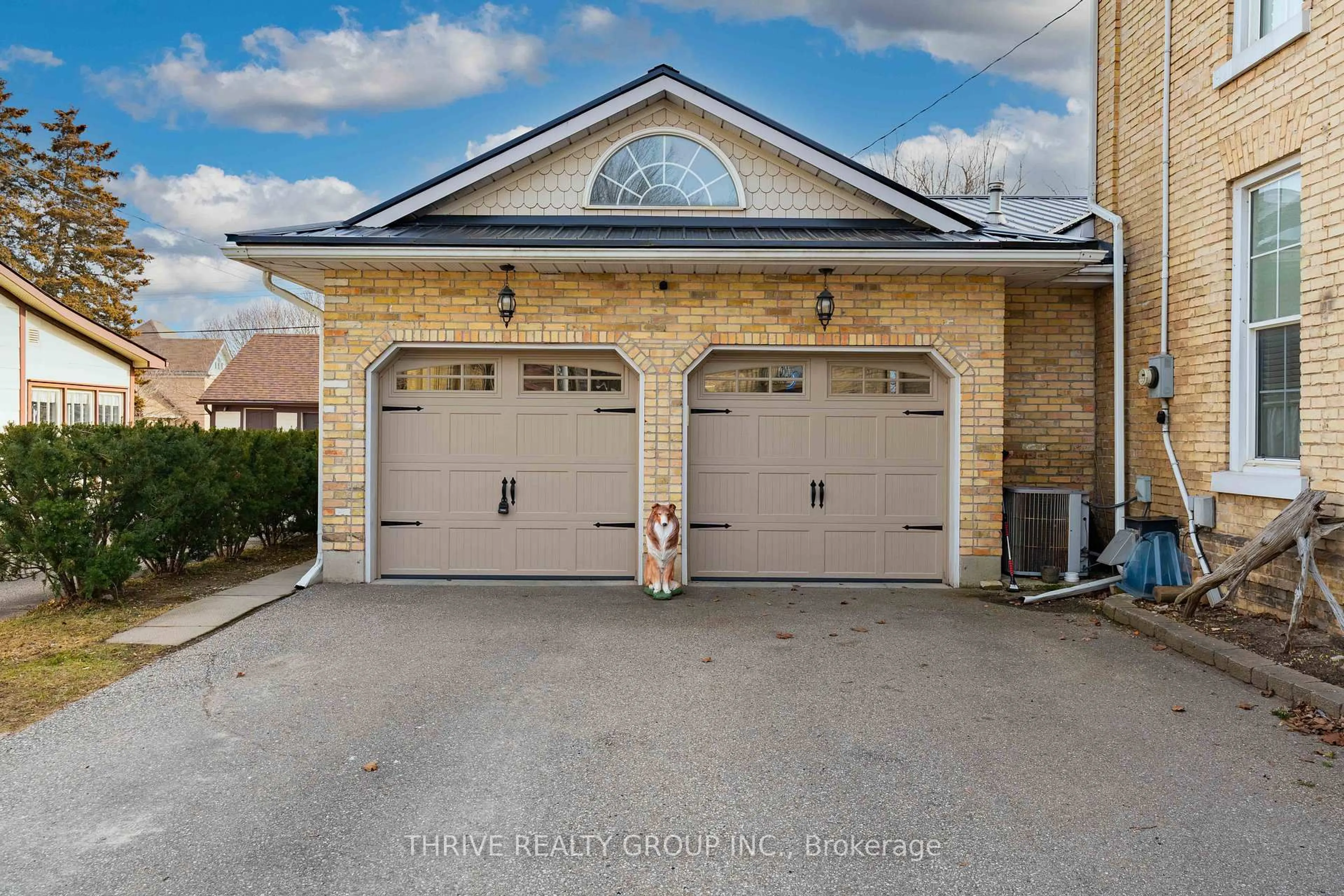 Indoor garage for 302 TALBOT St, Aylmer Ontario N5H 1H9
