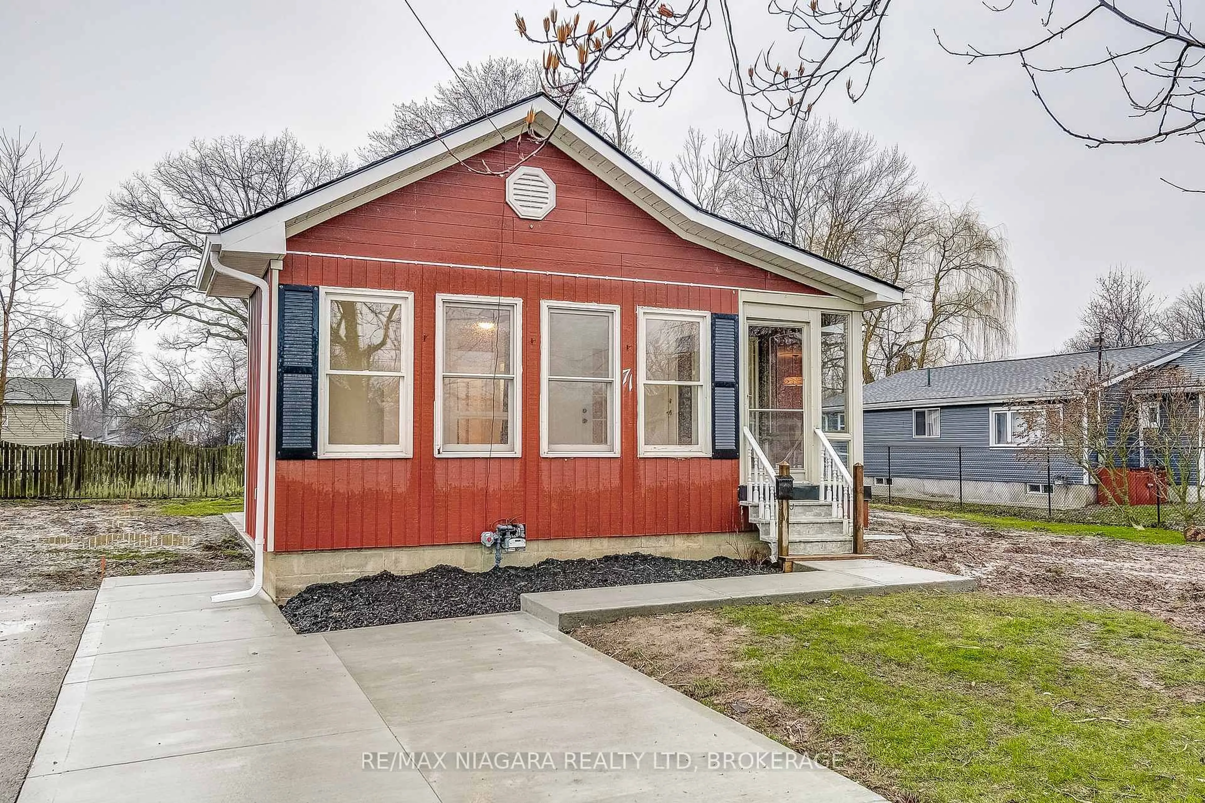 Home with vinyl exterior material, street for 71 Joseph St, Fort Erie Ontario L2A 5J6