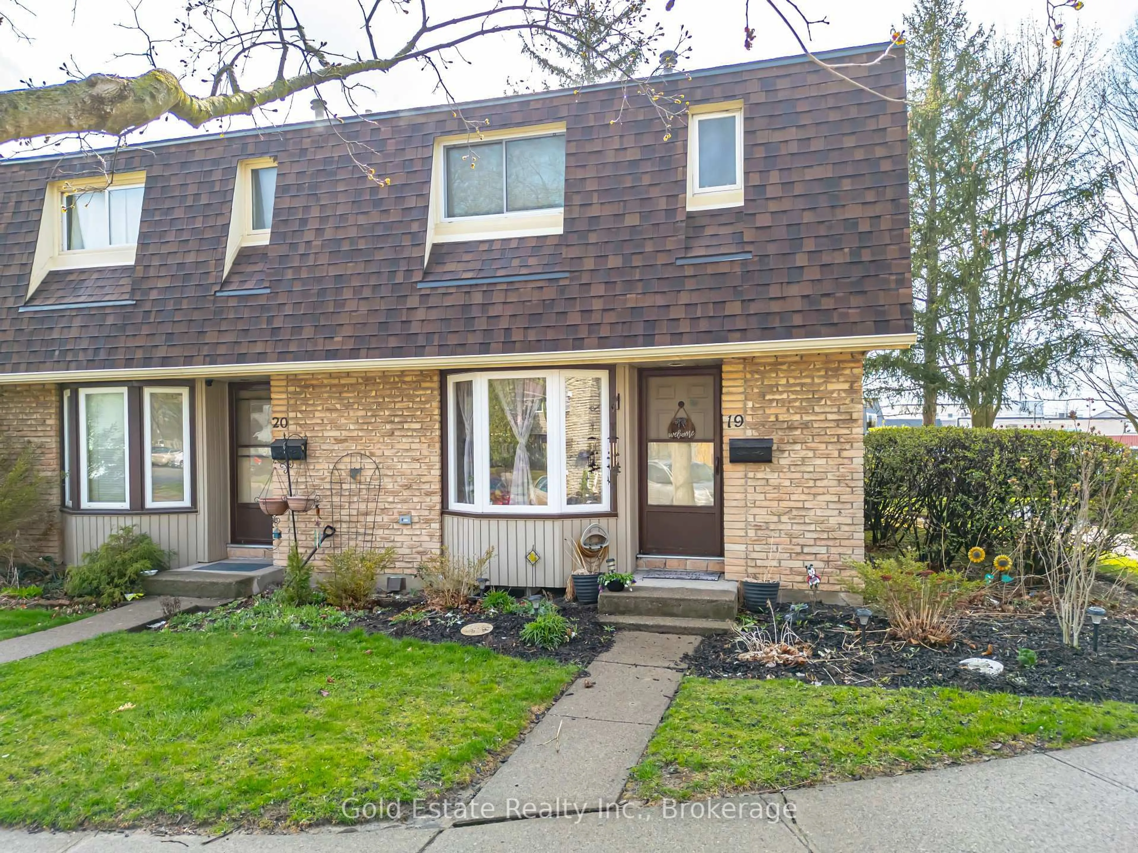 Home with vinyl exterior material, street for 18 BARRY St #19, St. Catharines Ontario L2R 7J6