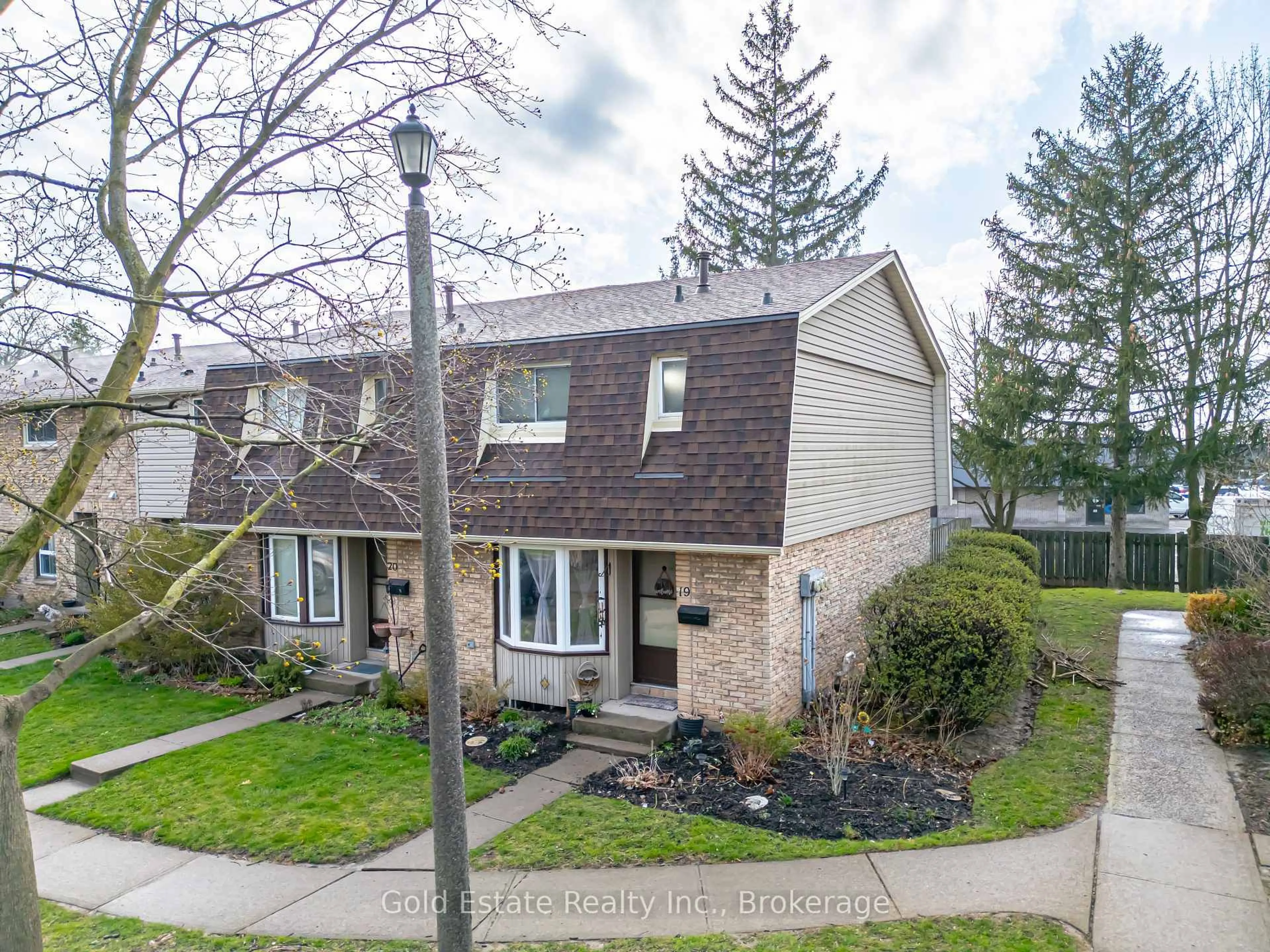 A pic from outside/outdoor area/front of a property/back of a property/a pic from drone, street for 18 BARRY St #19, St. Catharines Ontario L2R 7J6