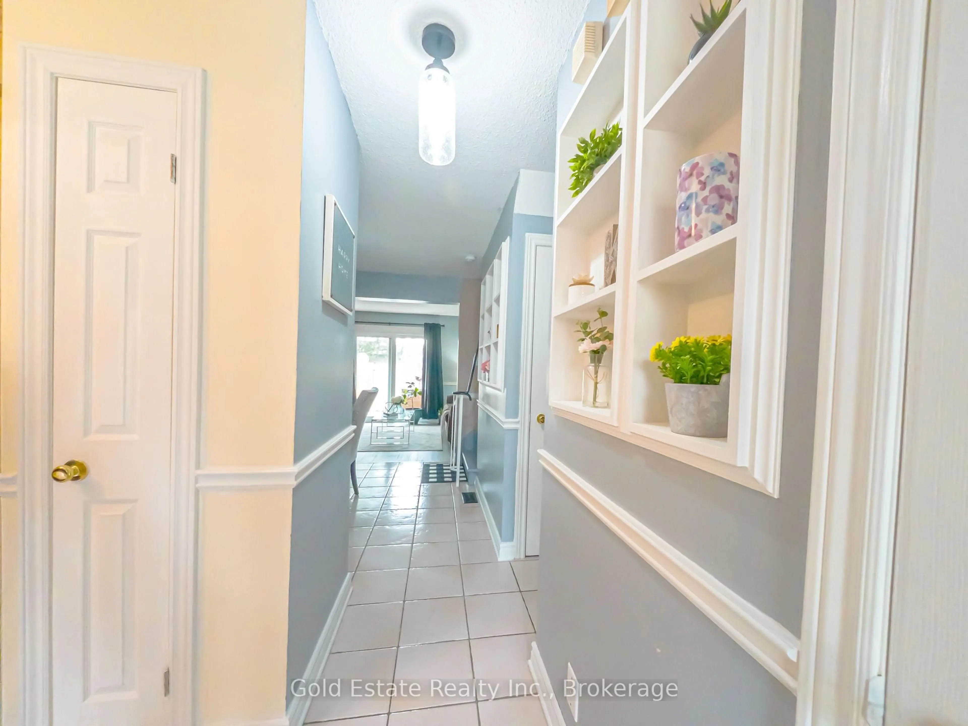 Indoor entryway for 18 BARRY St #19, St. Catharines Ontario L2R 7J6