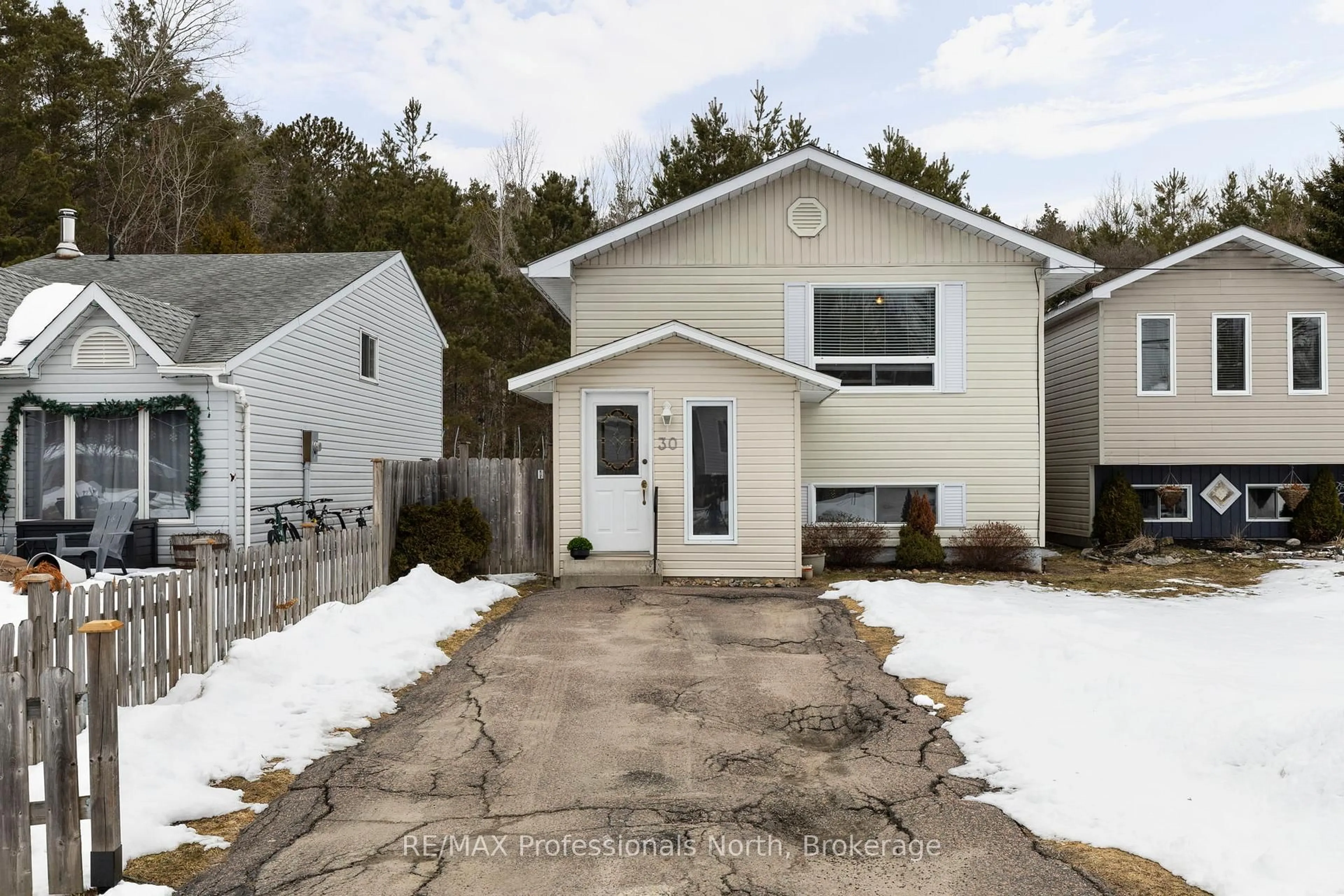 Home with vinyl exterior material, street for 30 Sabrina Park Dr, Huntsville Ontario P1H 1L8