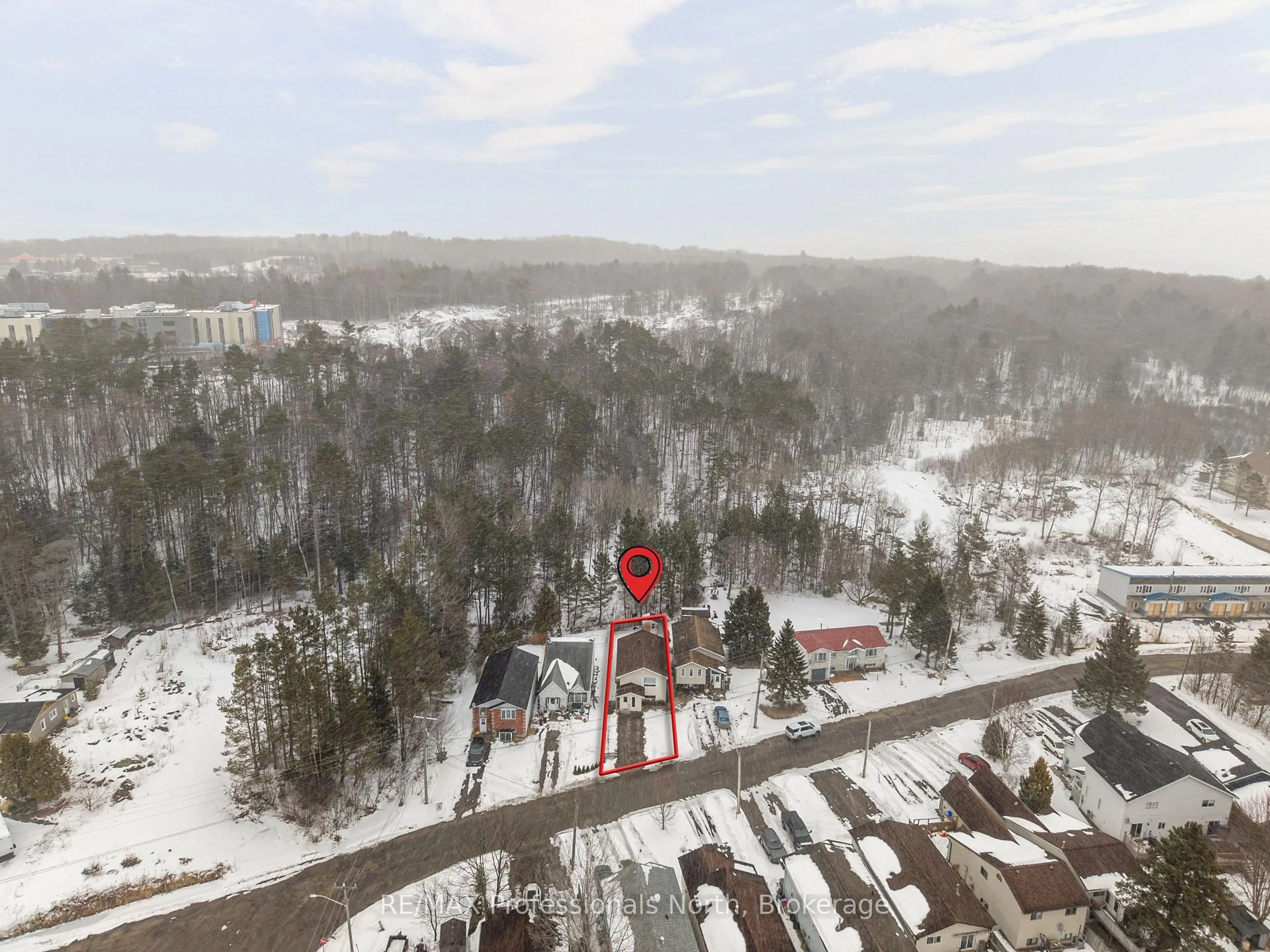 A pic from outside/outdoor area/front of a property/back of a property/a pic from drone, mountain view for 30 Sabrina Park Dr, Huntsville Ontario P1H 1L8