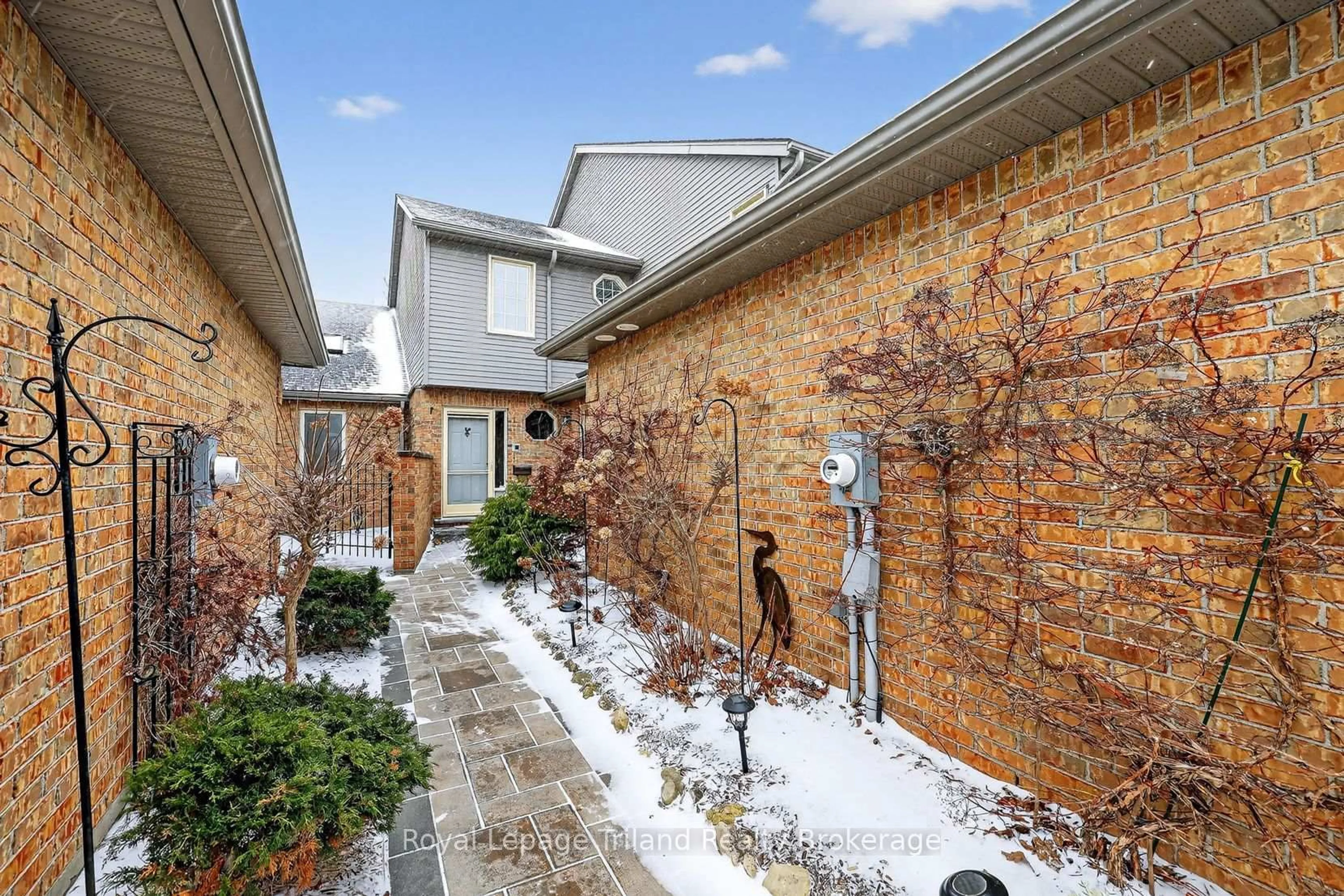 Patio, street for 637 Lansdowne Ave, Woodstock Ontario N4T 1K2