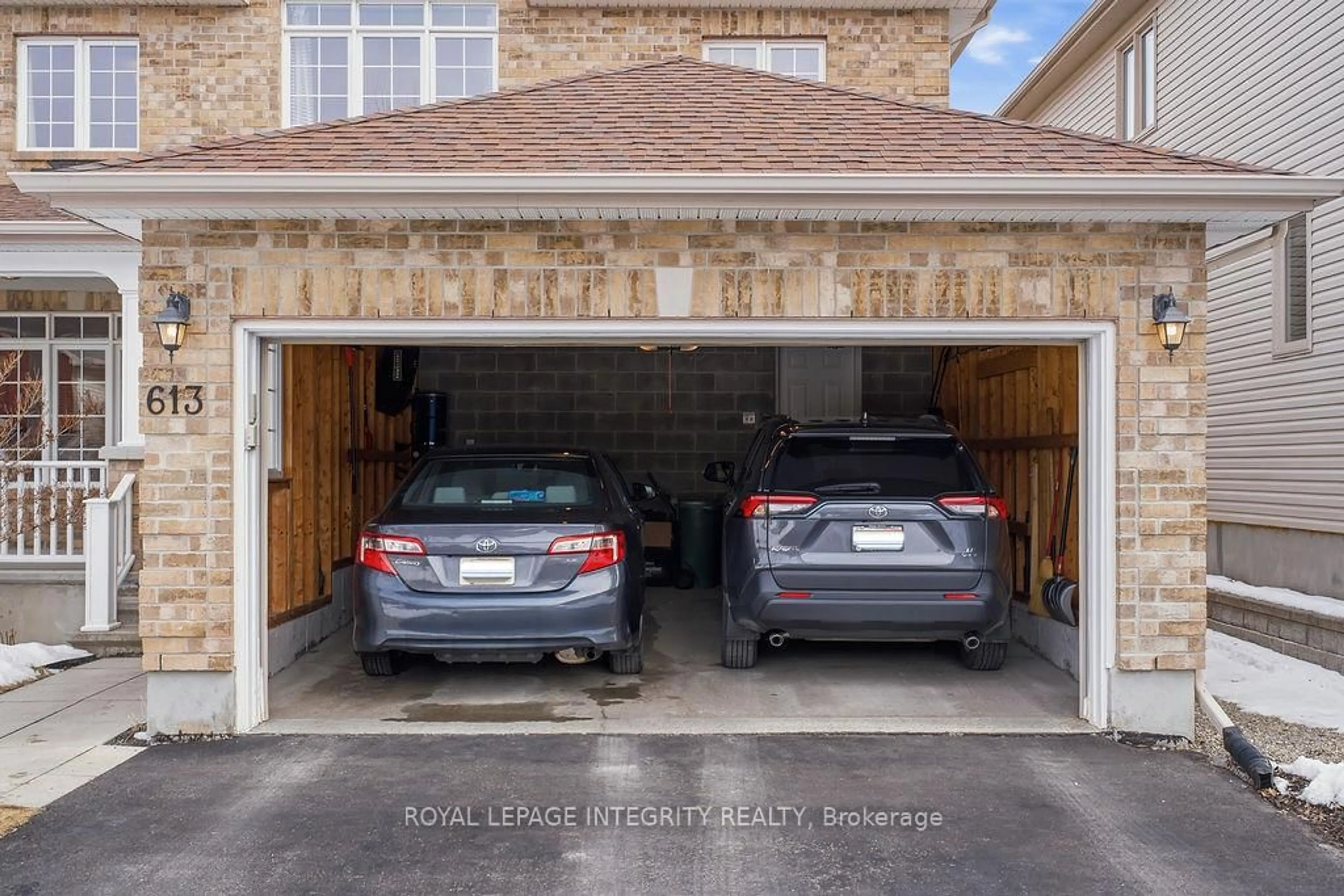 Indoor garage for 613 Miro Way, Ottawa Ontario K2T 0E6