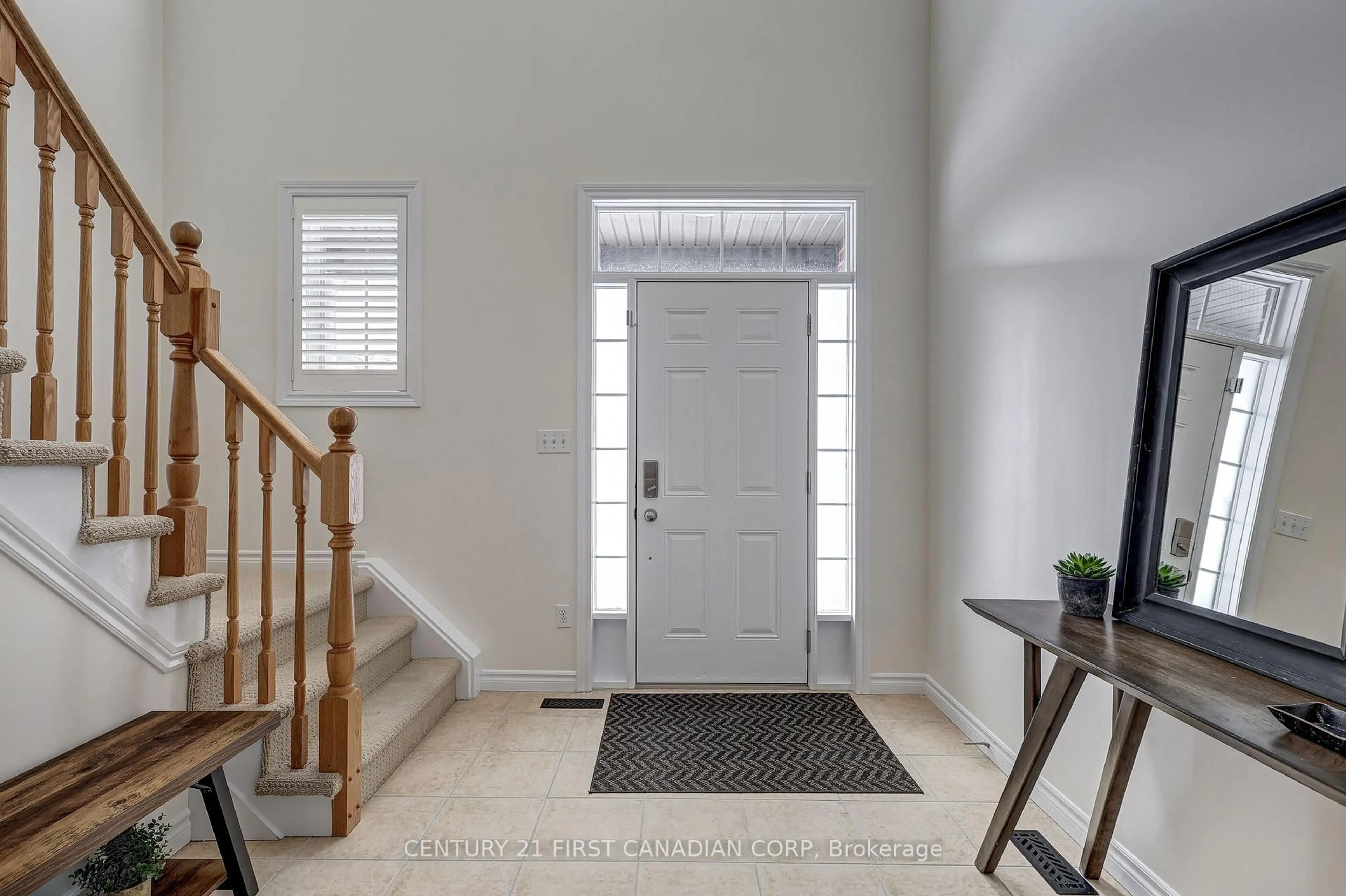 Indoor entryway for 1336 BIRCHWOOD Dr, London South Ontario N6K 4Y5