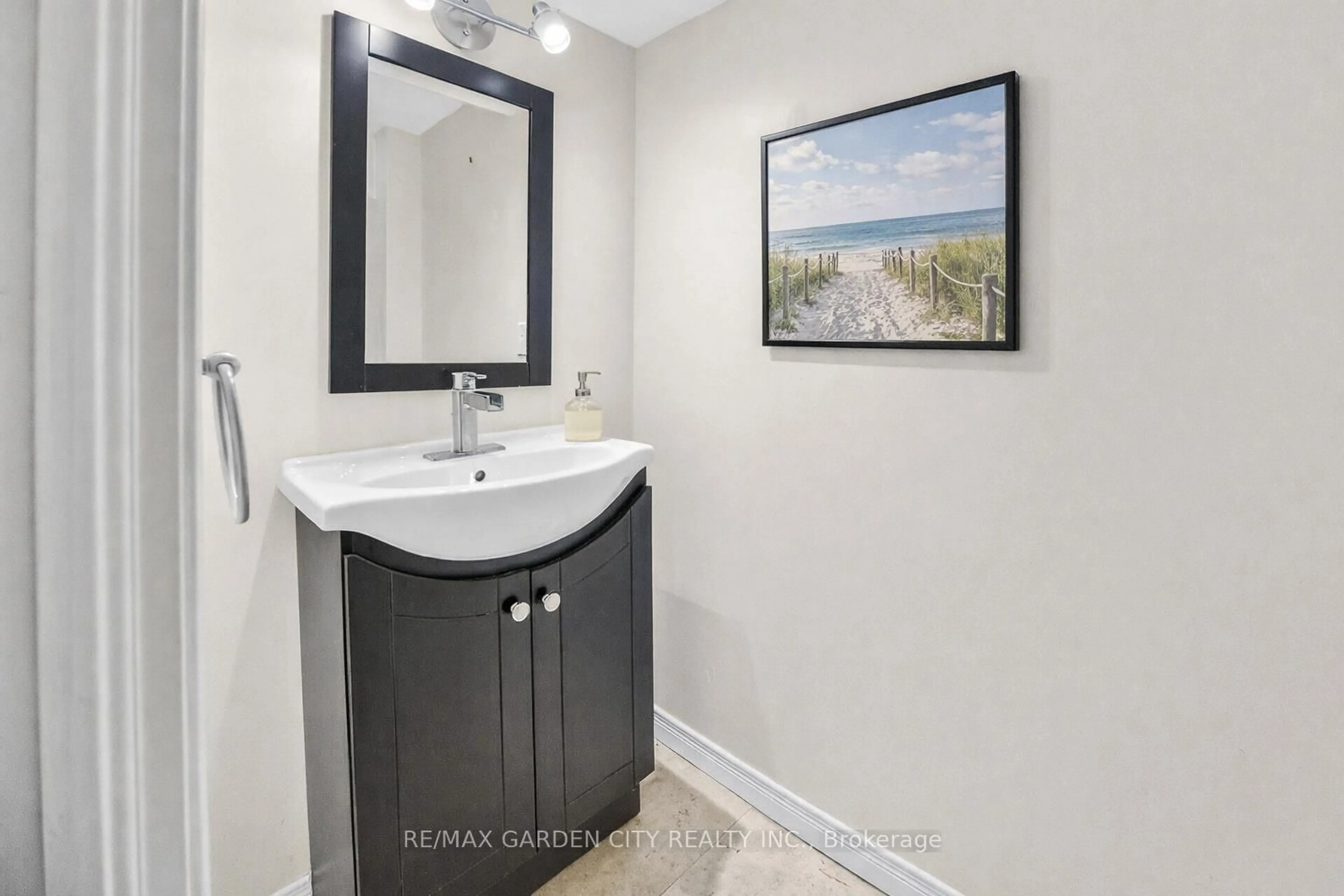Standard bathroom, ceramic/tile floor for 2 Royalwood Crt #59, Hamilton Ontario L8E 4Z1