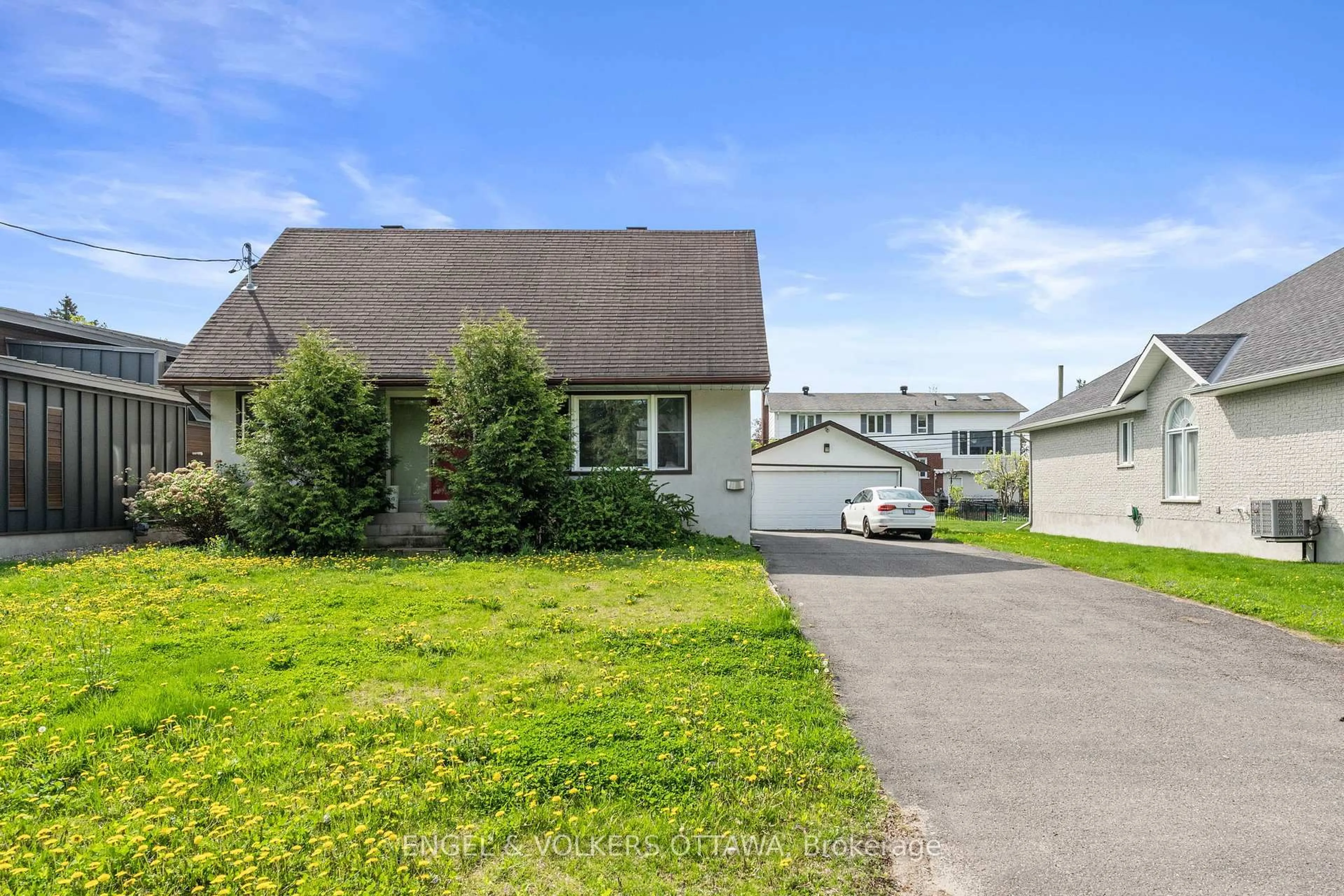 A pic from outside/outdoor area/front of a property/back of a property/a pic from drone, street for 1372 Ridgedale St, Ottawa Ontario K1T 1C5