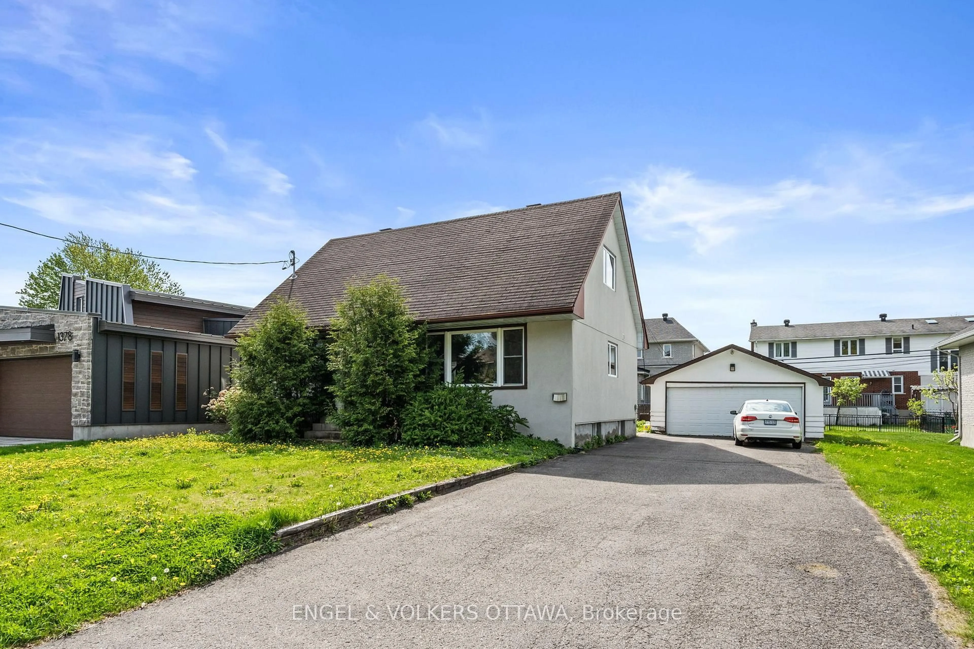 A pic from outside/outdoor area/front of a property/back of a property/a pic from drone, street for 1372 Ridgedale St, Ottawa Ontario K1T 1C5