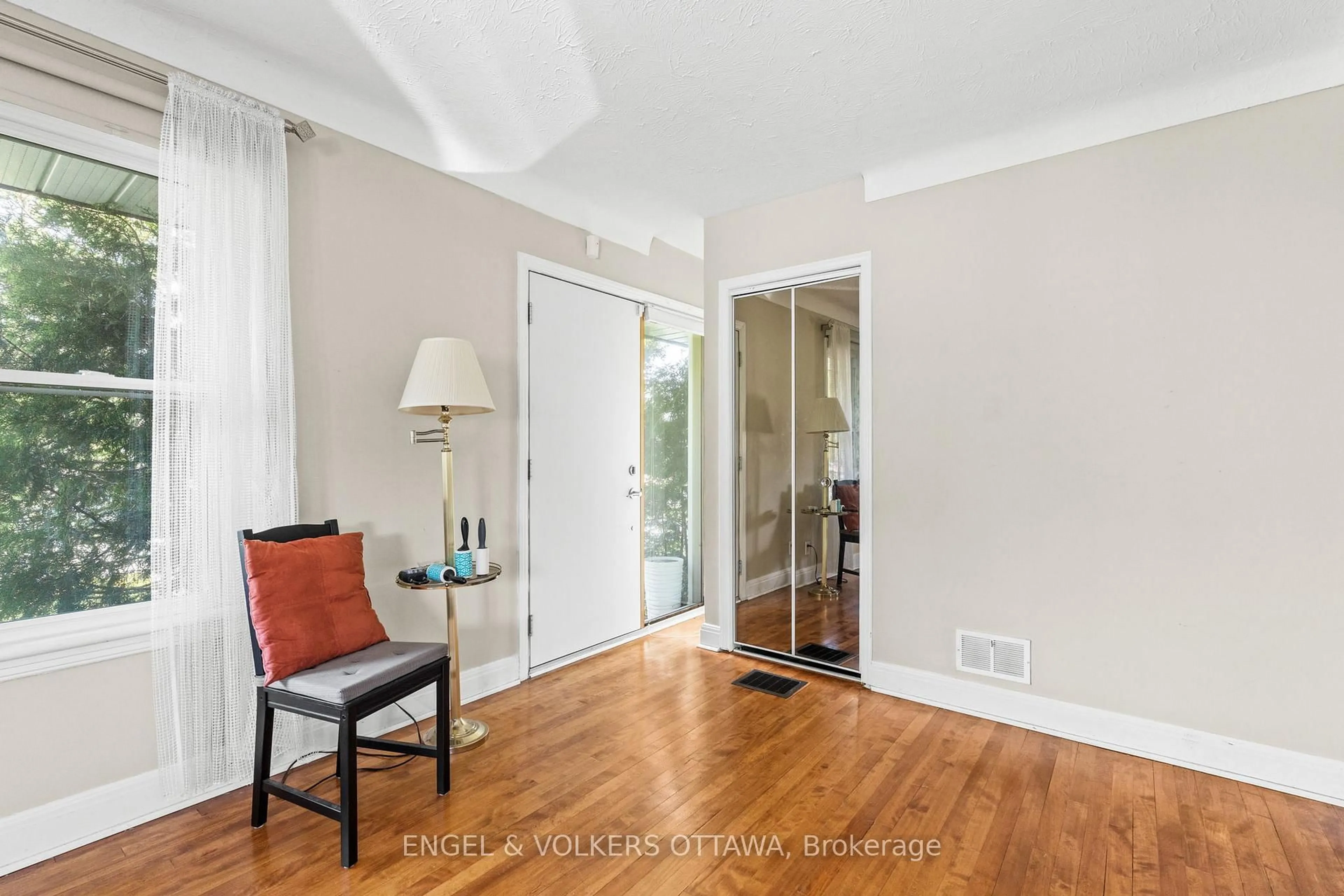 Indoor entryway for 1372 Ridgedale St, Ottawa Ontario K1T 1C5