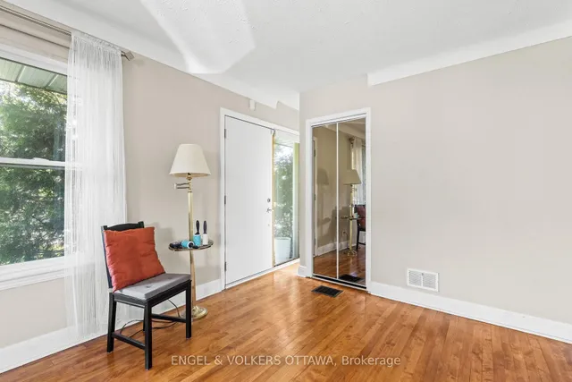 1372 Ridgedale St, Ottawa 4
