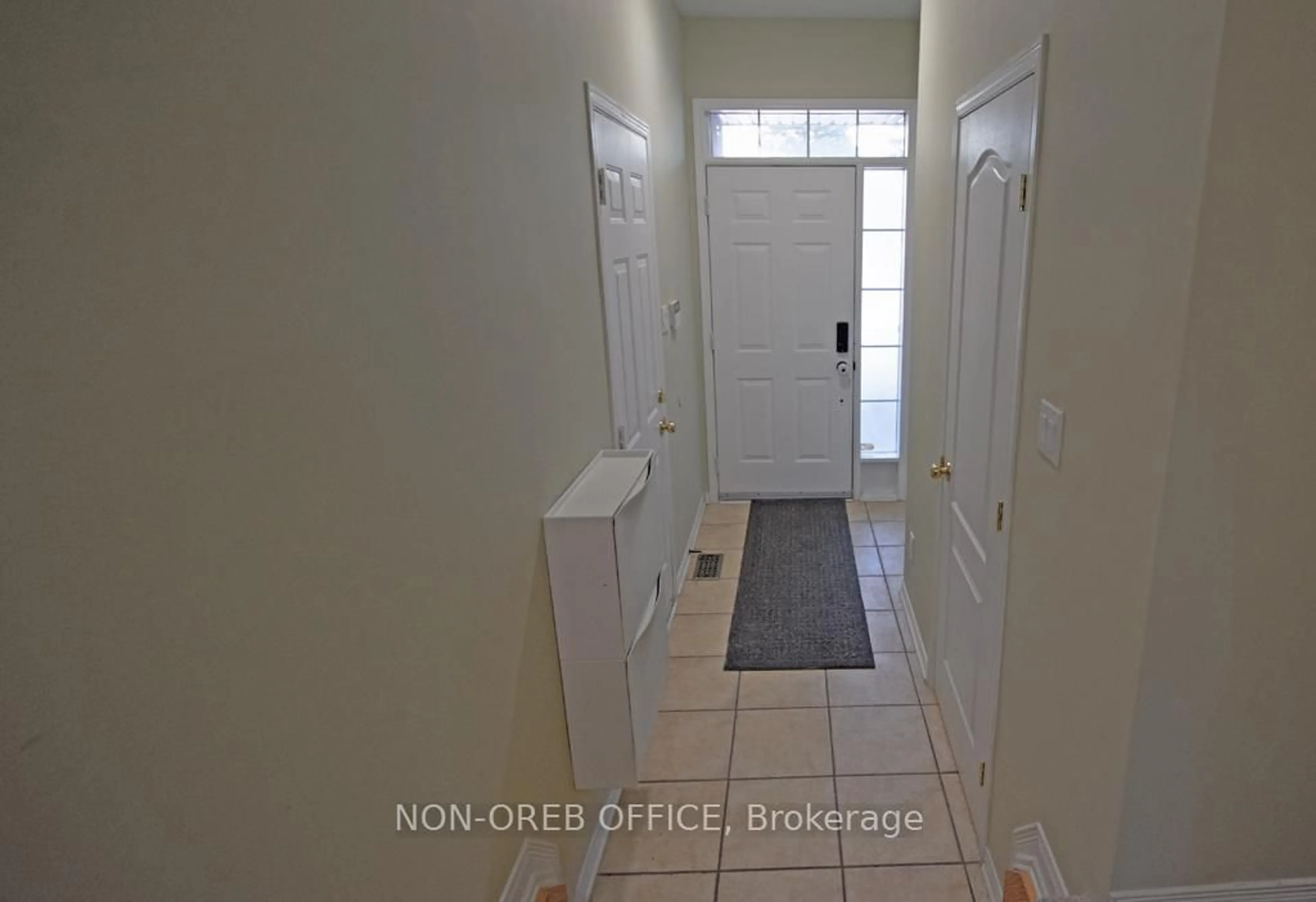Indoor entryway for 105 TALL OAK Private, Ottawa Ontario K1G 6T3