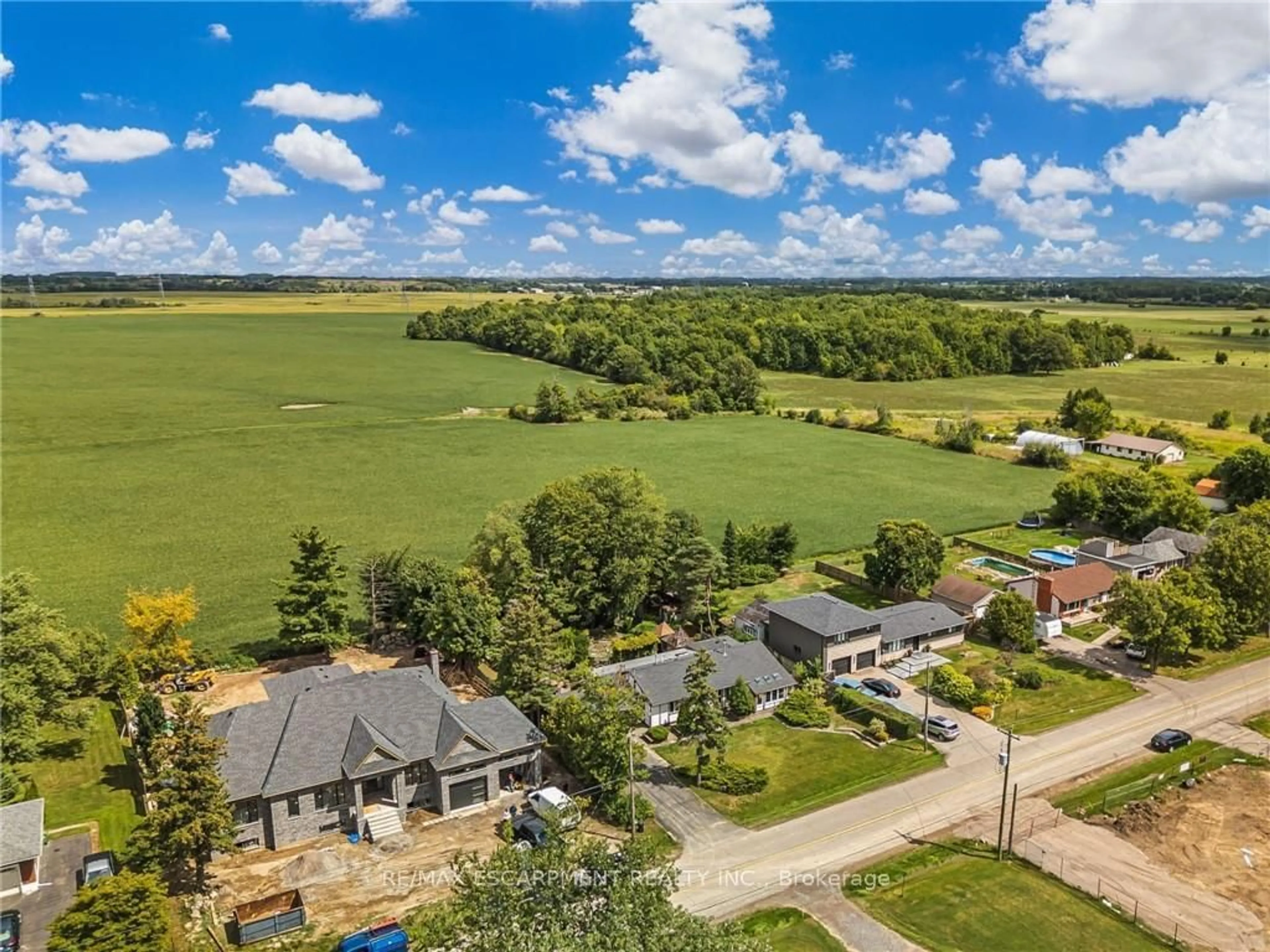 A pic from outside/outdoor area/front of a property/back of a property/a pic from drone, unknown for 614 Golf Club Rd, Hamilton Ontario L0R 1P0