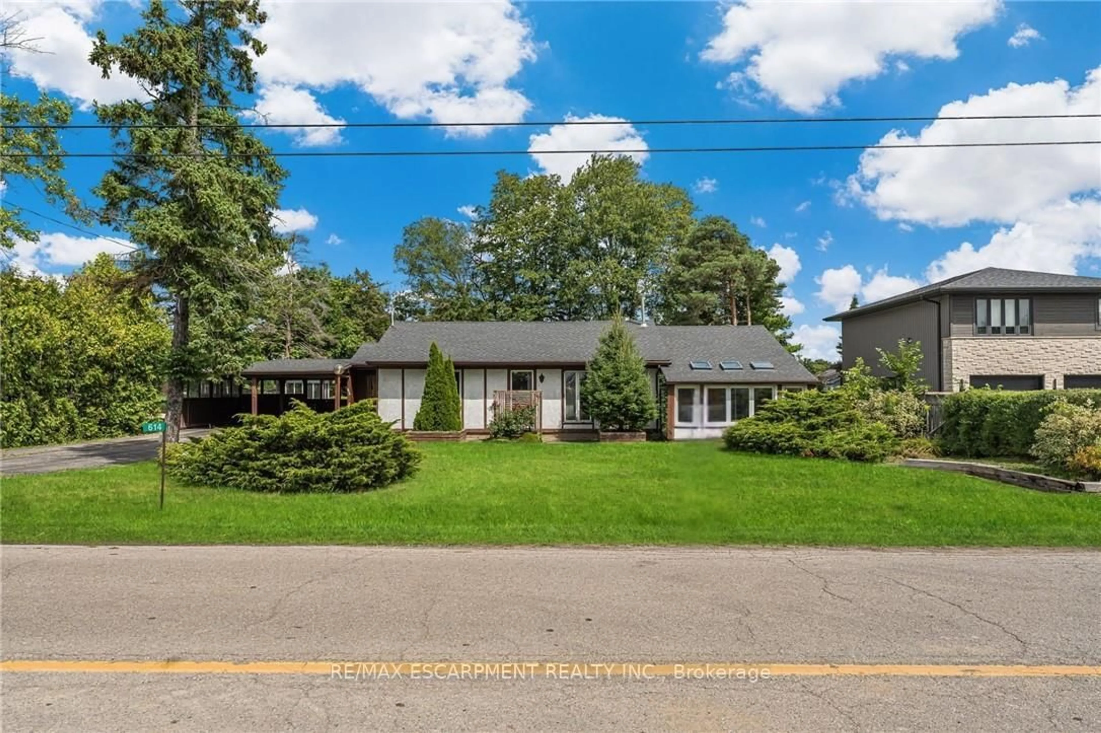 A pic from outside/outdoor area/front of a property/back of a property/a pic from drone, street for 614 Golf Club Rd, Hamilton Ontario L0R 1P0