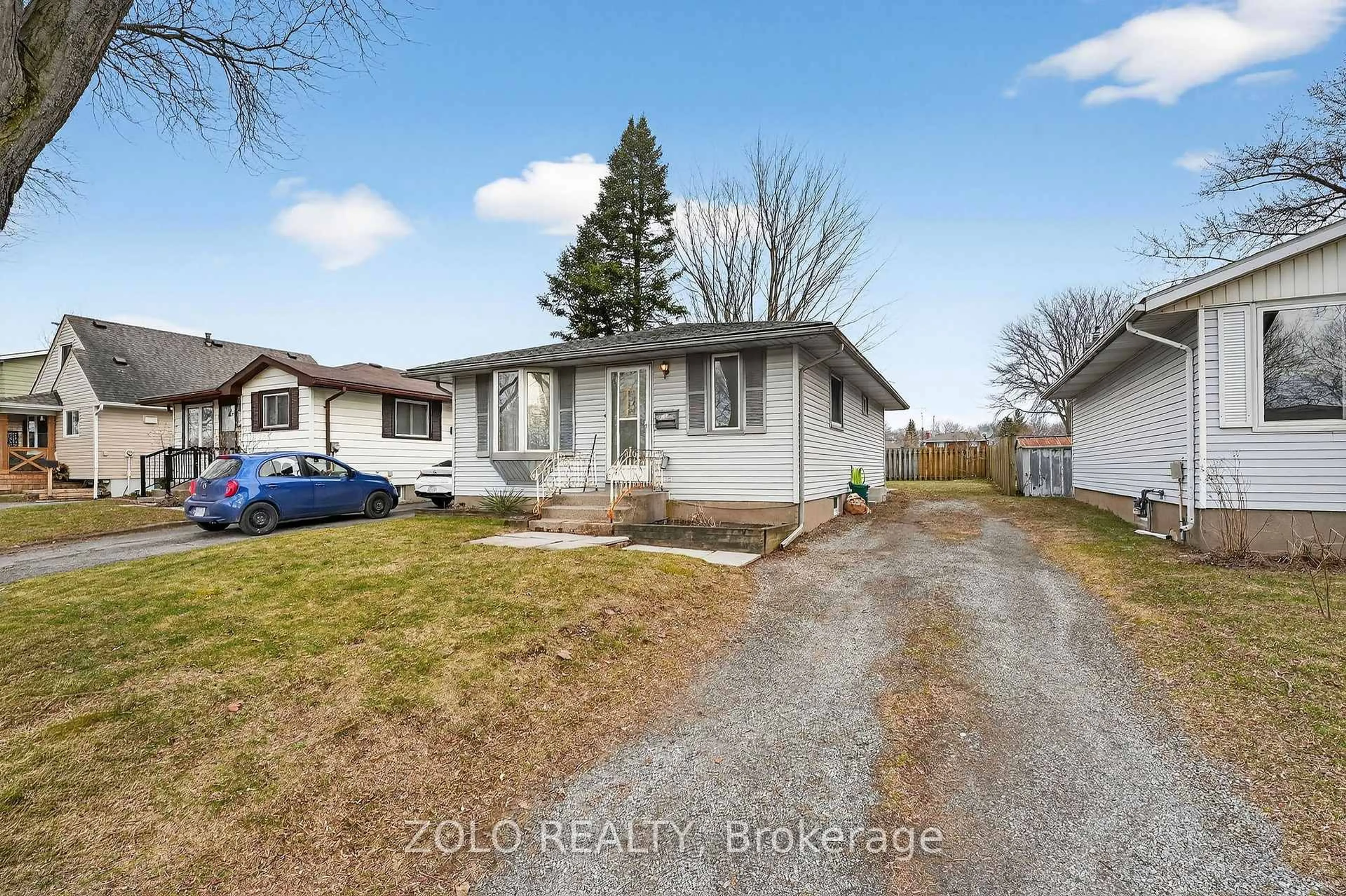 A pic from outside/outdoor area/front of a property/back of a property/a pic from drone, street for 6133 Strohan St, Niagara Falls Ontario L2J 3J3