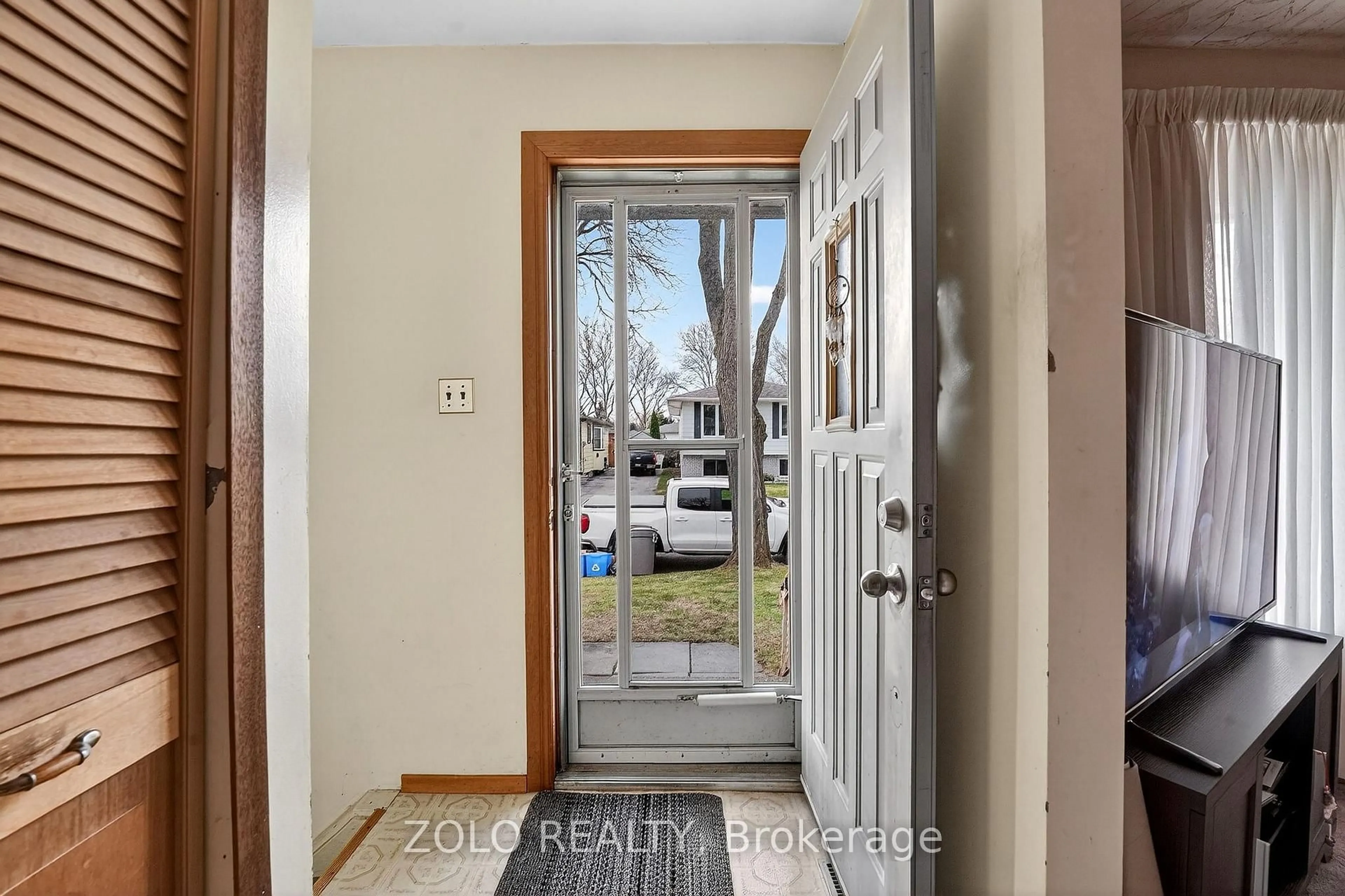 Indoor entryway for 6133 Strohan St, Niagara Falls Ontario L2J 3J3