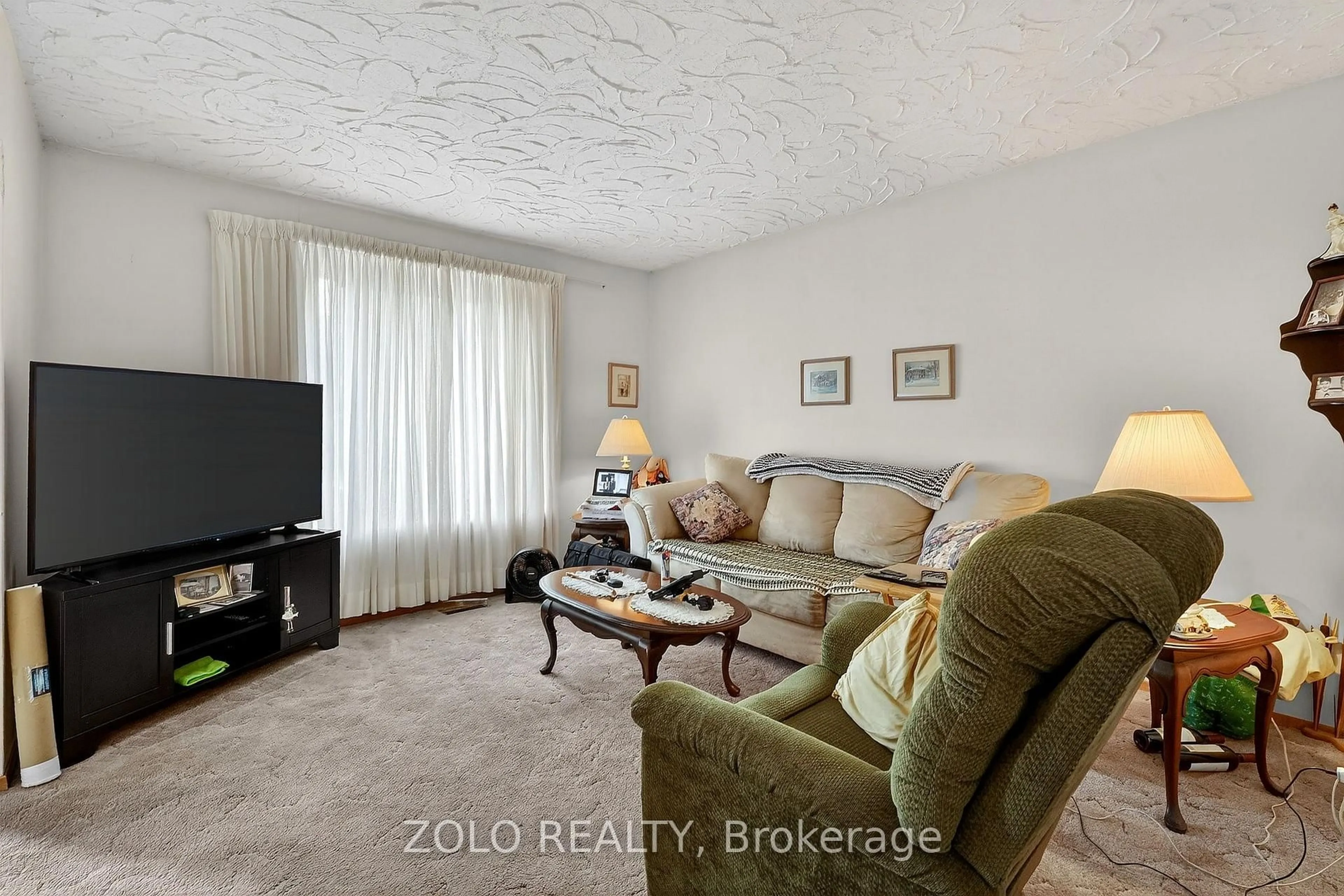 Living room with furniture, unknown for 6133 Strohan St, Niagara Falls Ontario L2J 3J3