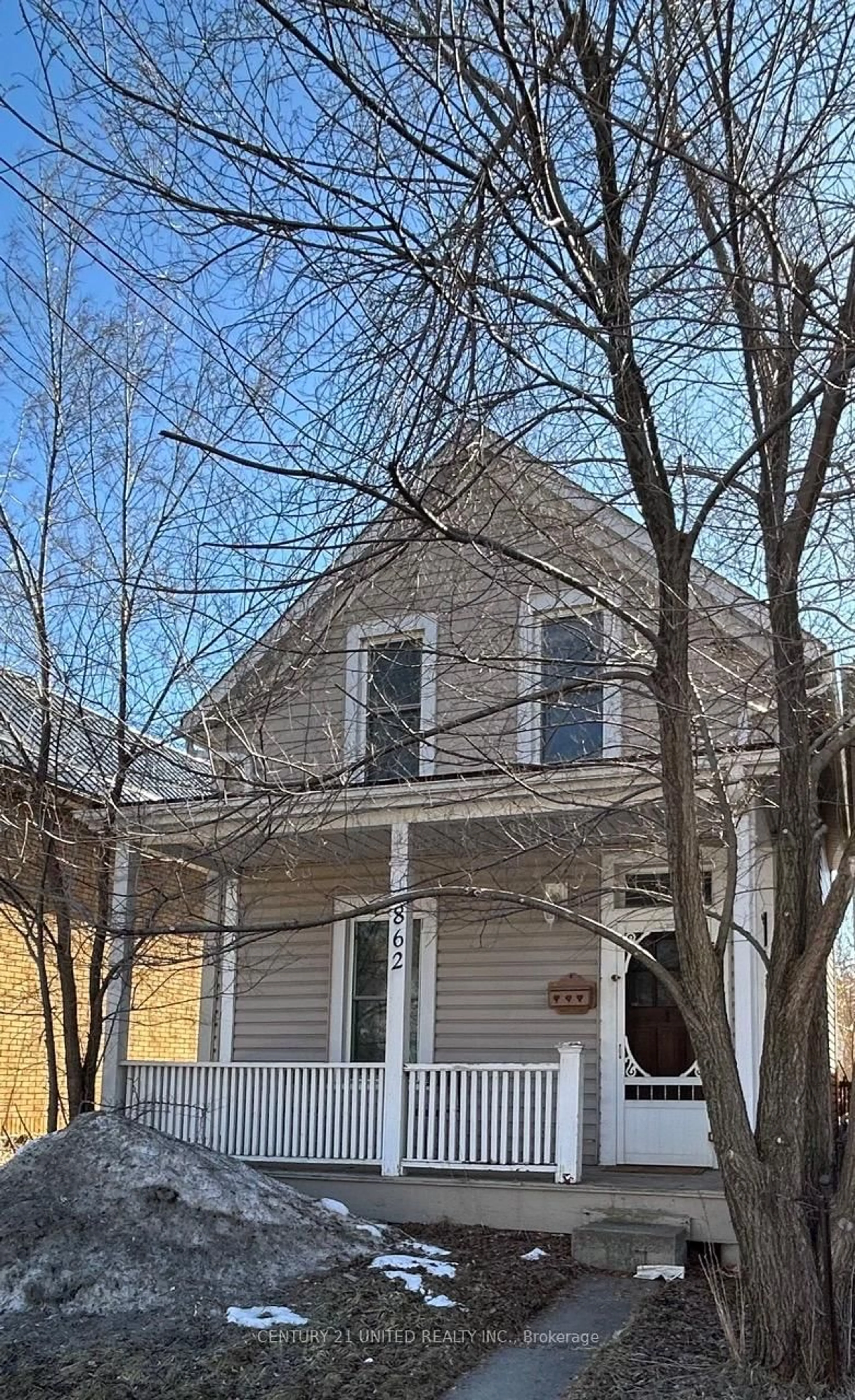 Home with vinyl exterior material, street for 862 George St, Peterborough Ontario K9H 3T7