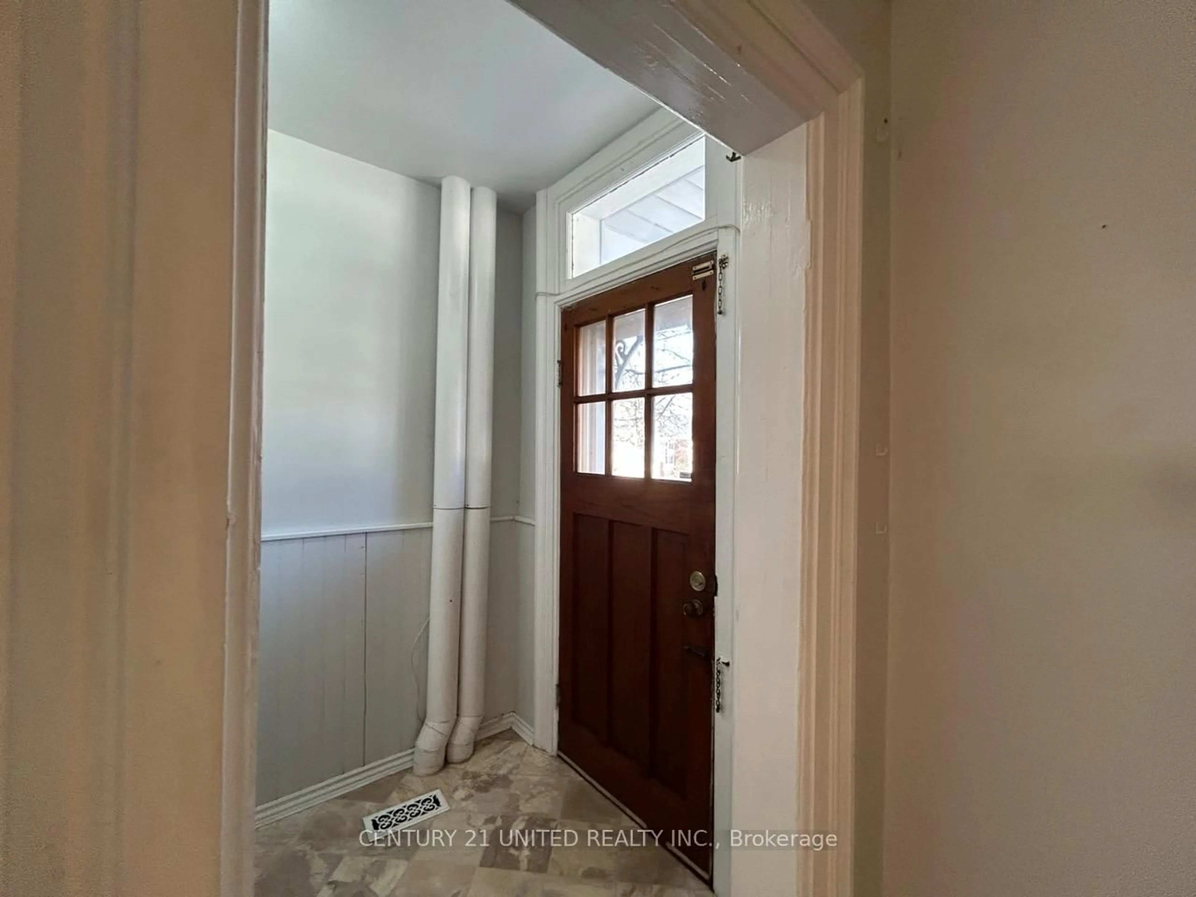 Indoor entryway for 862 George St, Peterborough Ontario K9H 3T7