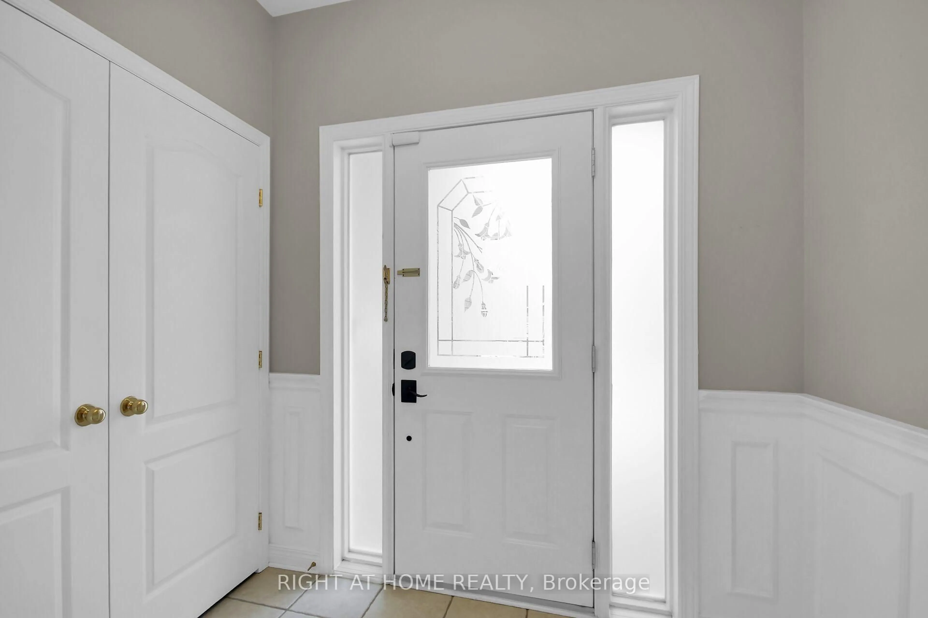 Indoor entryway for 19 Cinnabar Way, Ottawa Ontario K2S 1Y6