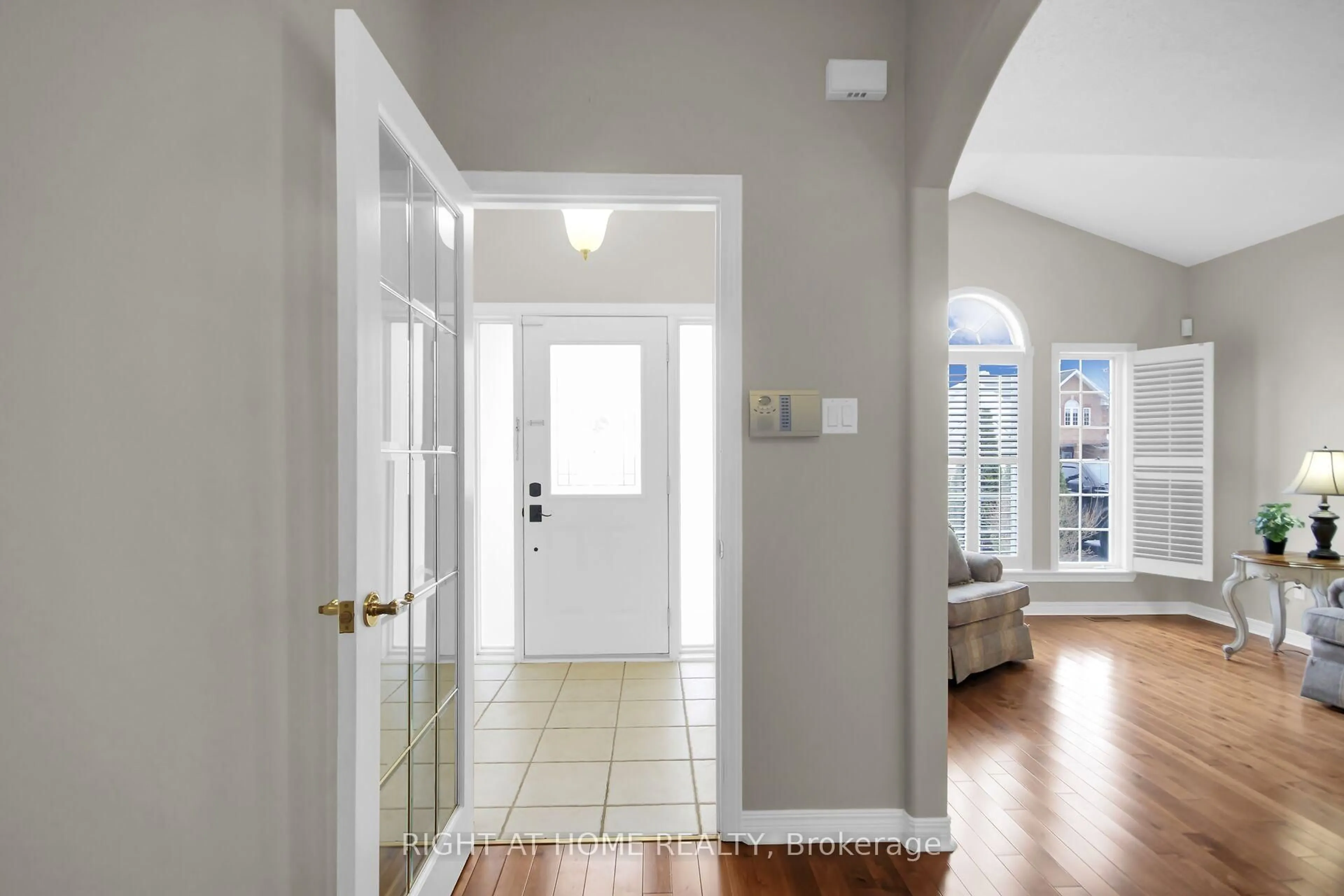 Indoor entryway for 19 Cinnabar Way, Ottawa Ontario K2S 1Y6
