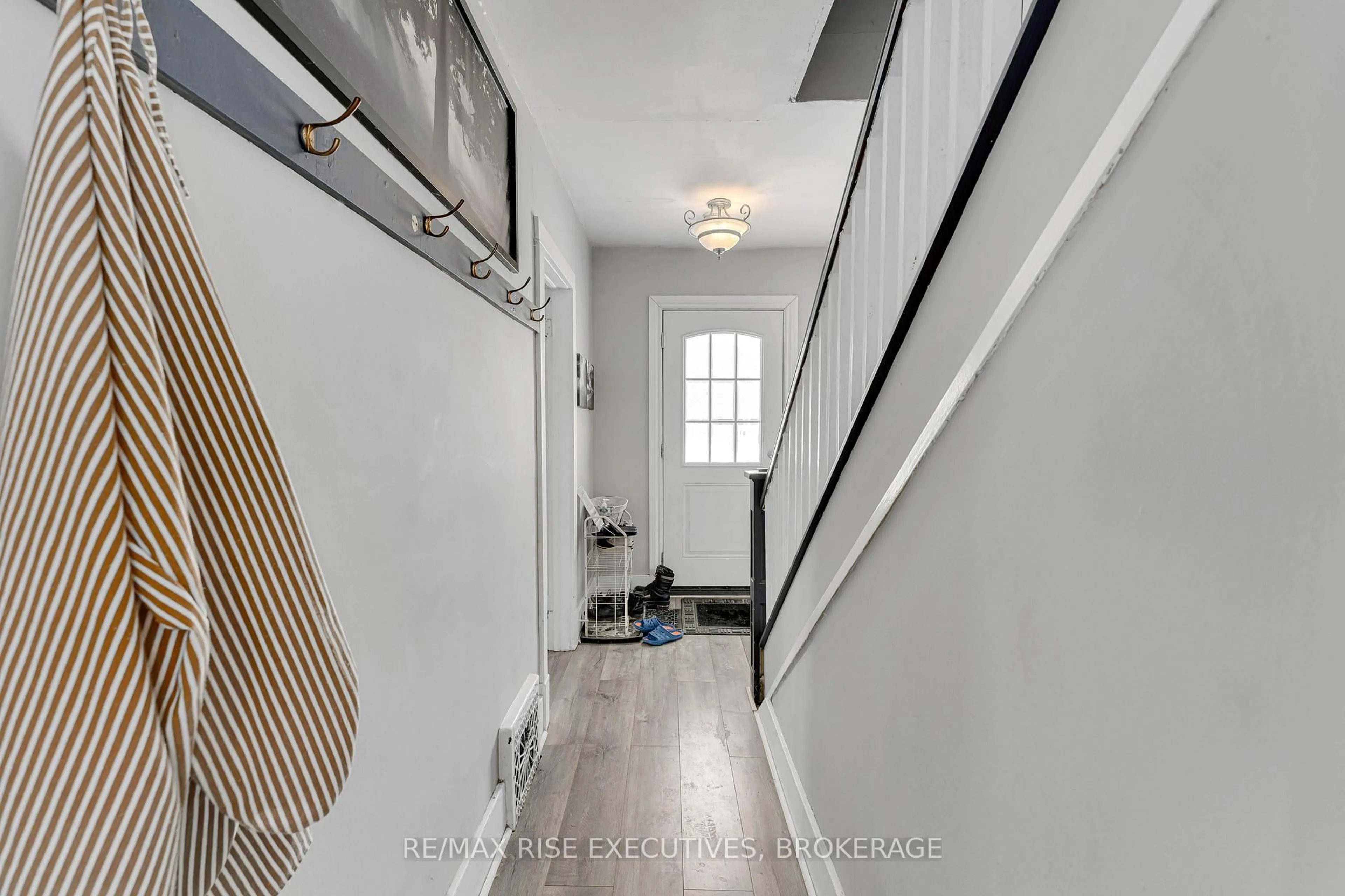 Indoor entryway for 273 College St, Kingston Ontario K7L 4M1