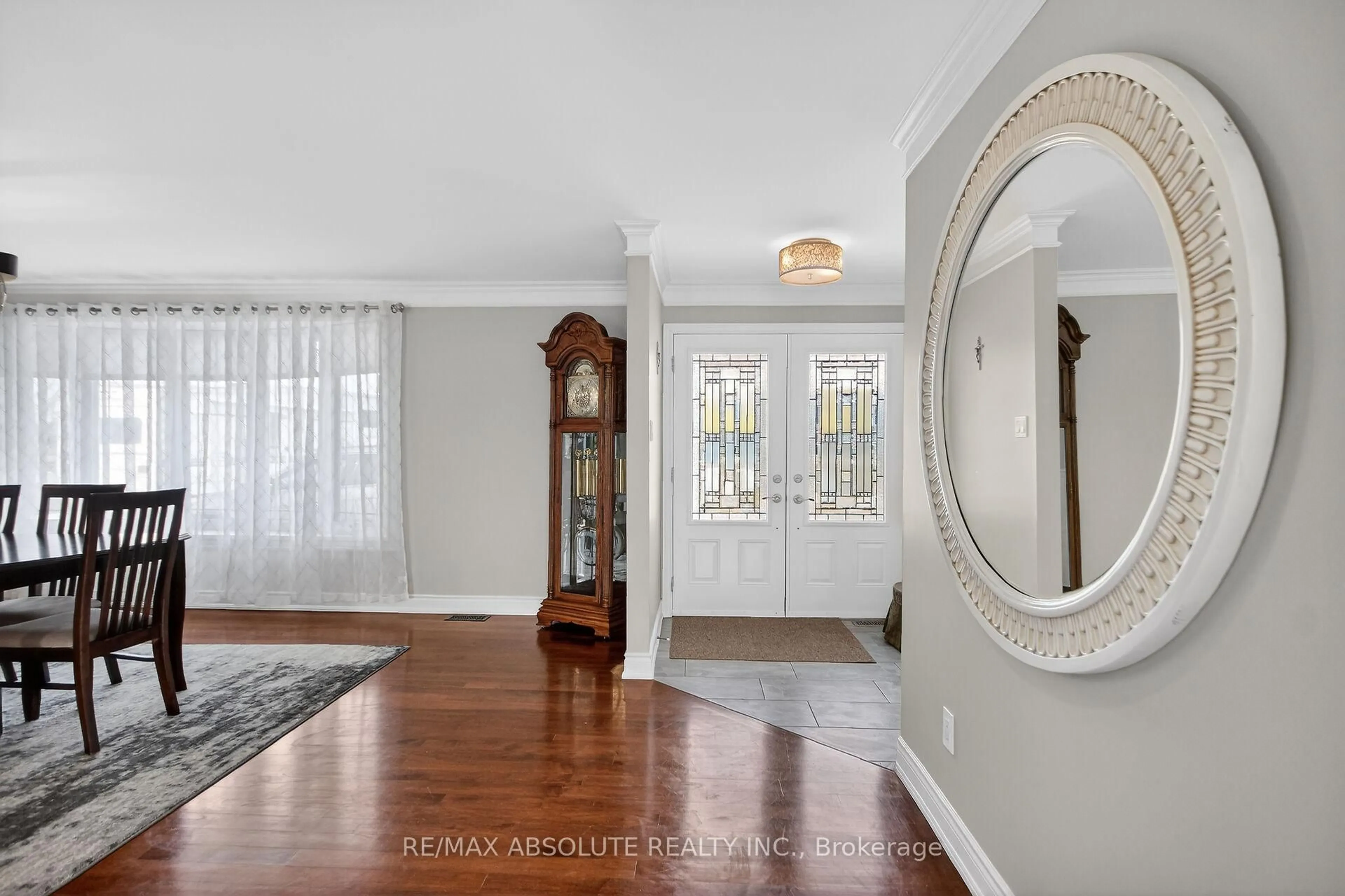 Indoor entryway for 782 Notre Dame St, Russell Ontario K0A 1W1