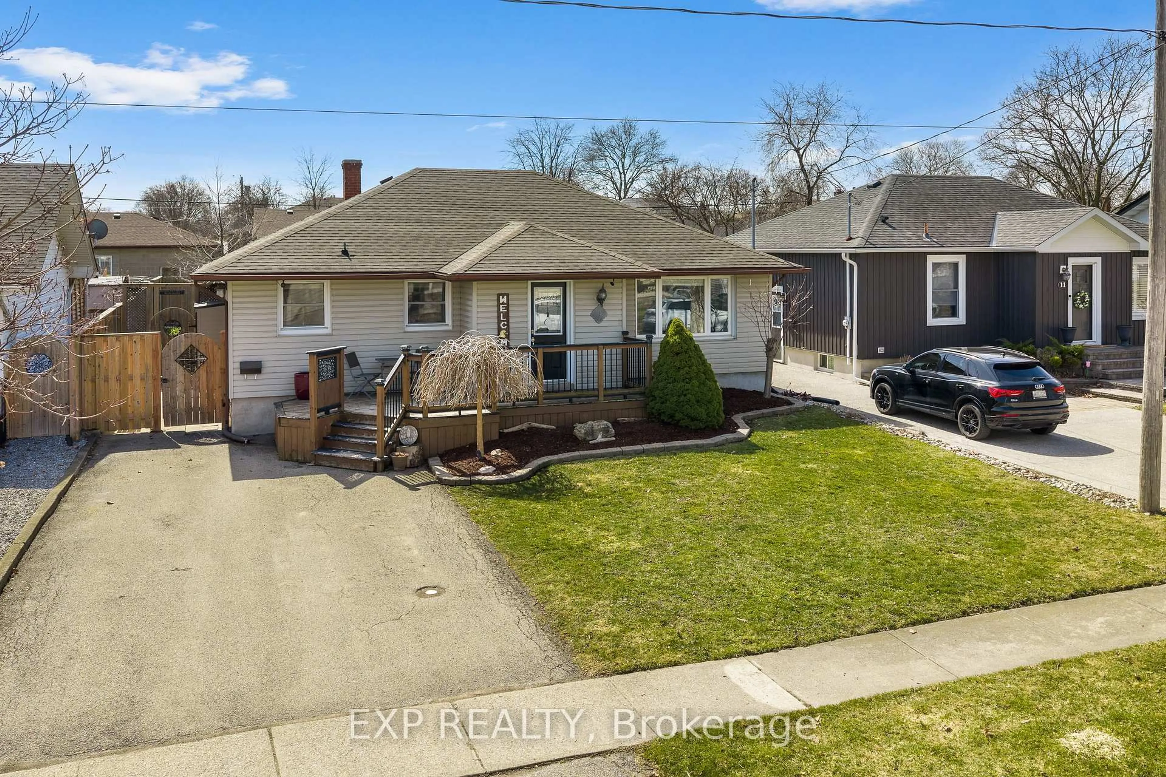 A pic from outside/outdoor area/front of a property/back of a property/a pic from drone, street for 9 Parkdale Dr, Thorold Ontario L2V 2N5