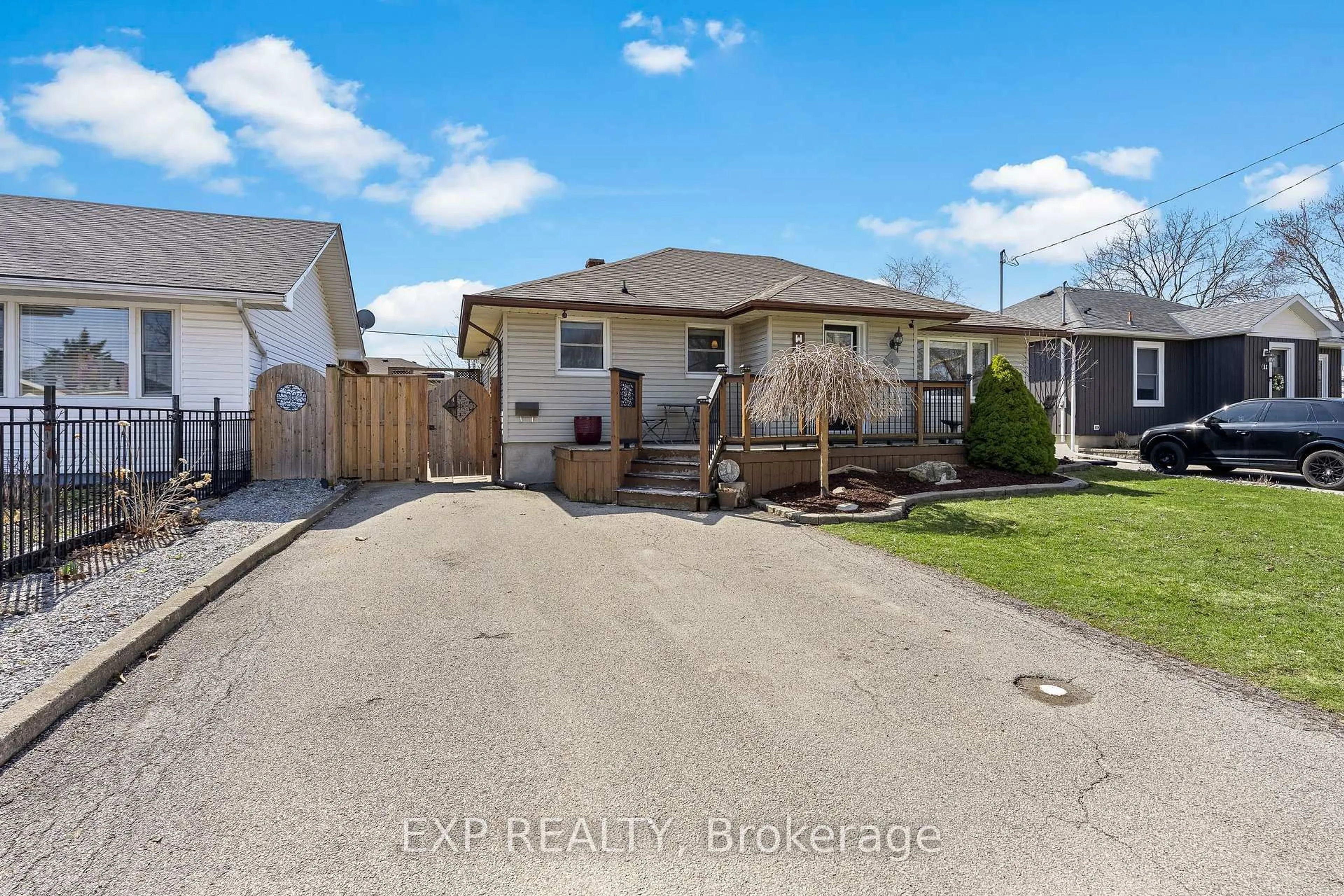 A pic from outside/outdoor area/front of a property/back of a property/a pic from drone, street for 9 Parkdale Dr, Thorold Ontario L2V 2N5