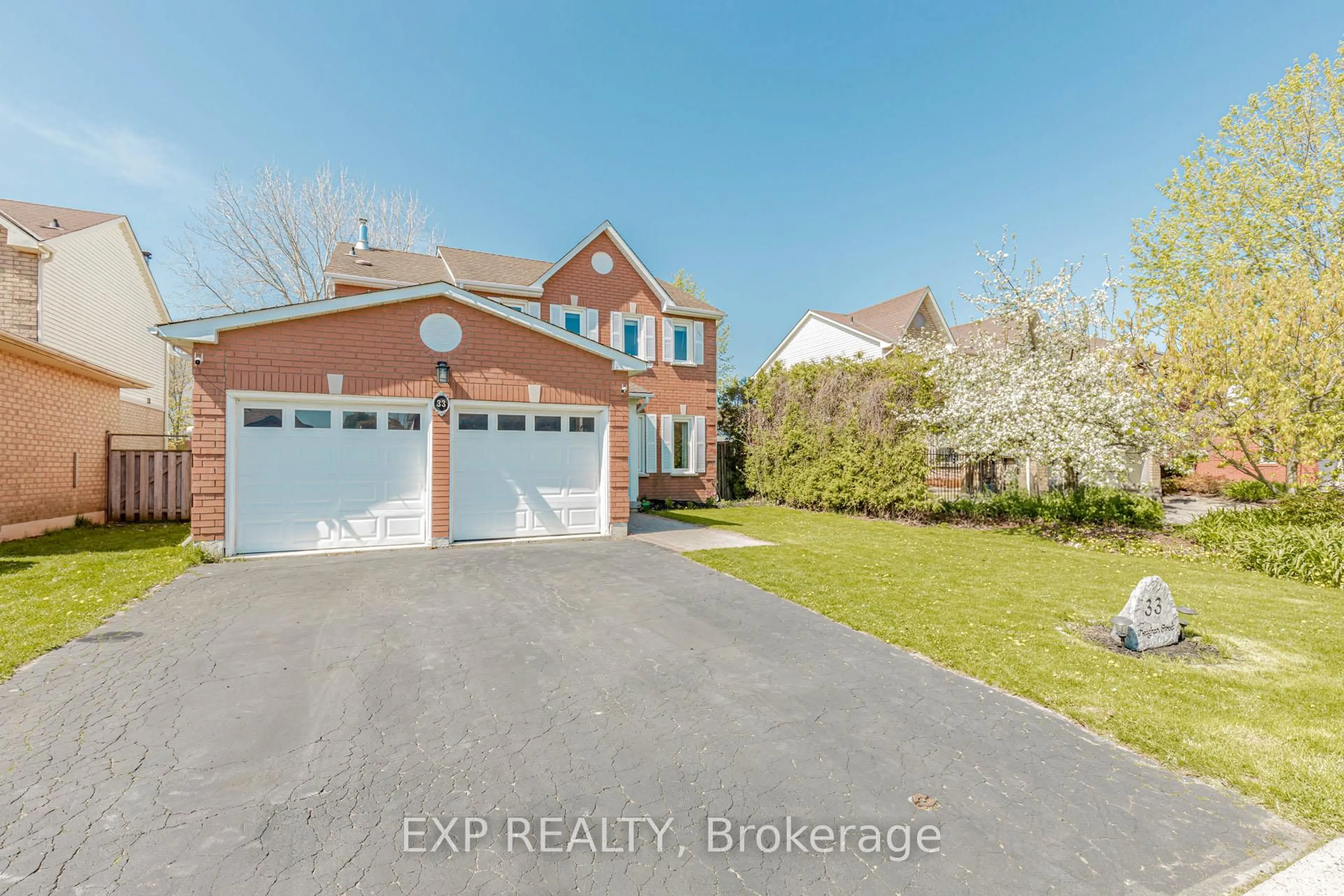 A pic from outside/outdoor area/front of a property/back of a property/a pic from drone, street for 33 Meaghan St, Hamilton Ontario L8B 0H5