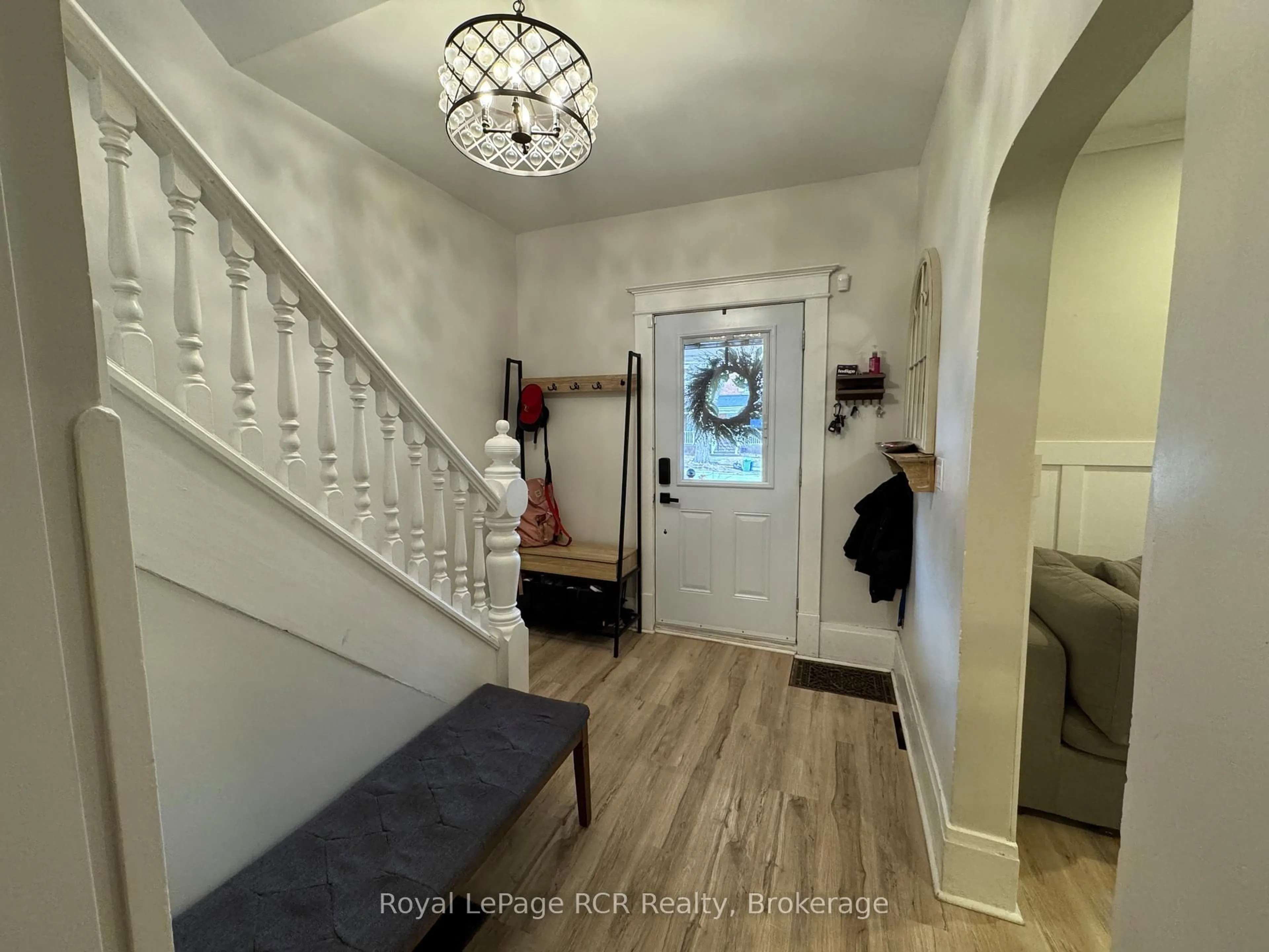 Indoor entryway for 555 14th St, Owen Sound Ontario N4K 3Y3