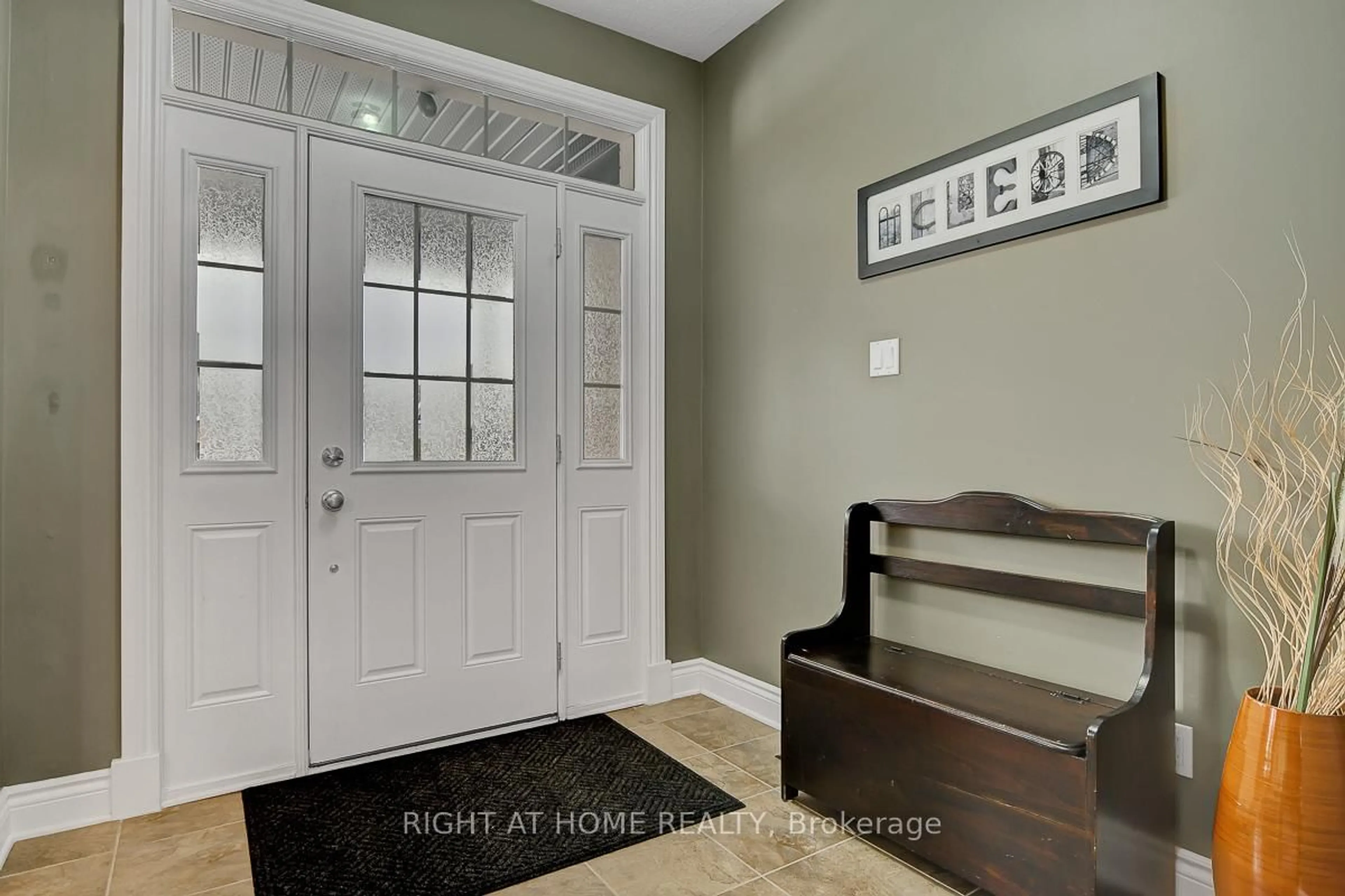 Indoor entryway for 701 Everlasting Cres, Ottawa Ontario K4A 0K2