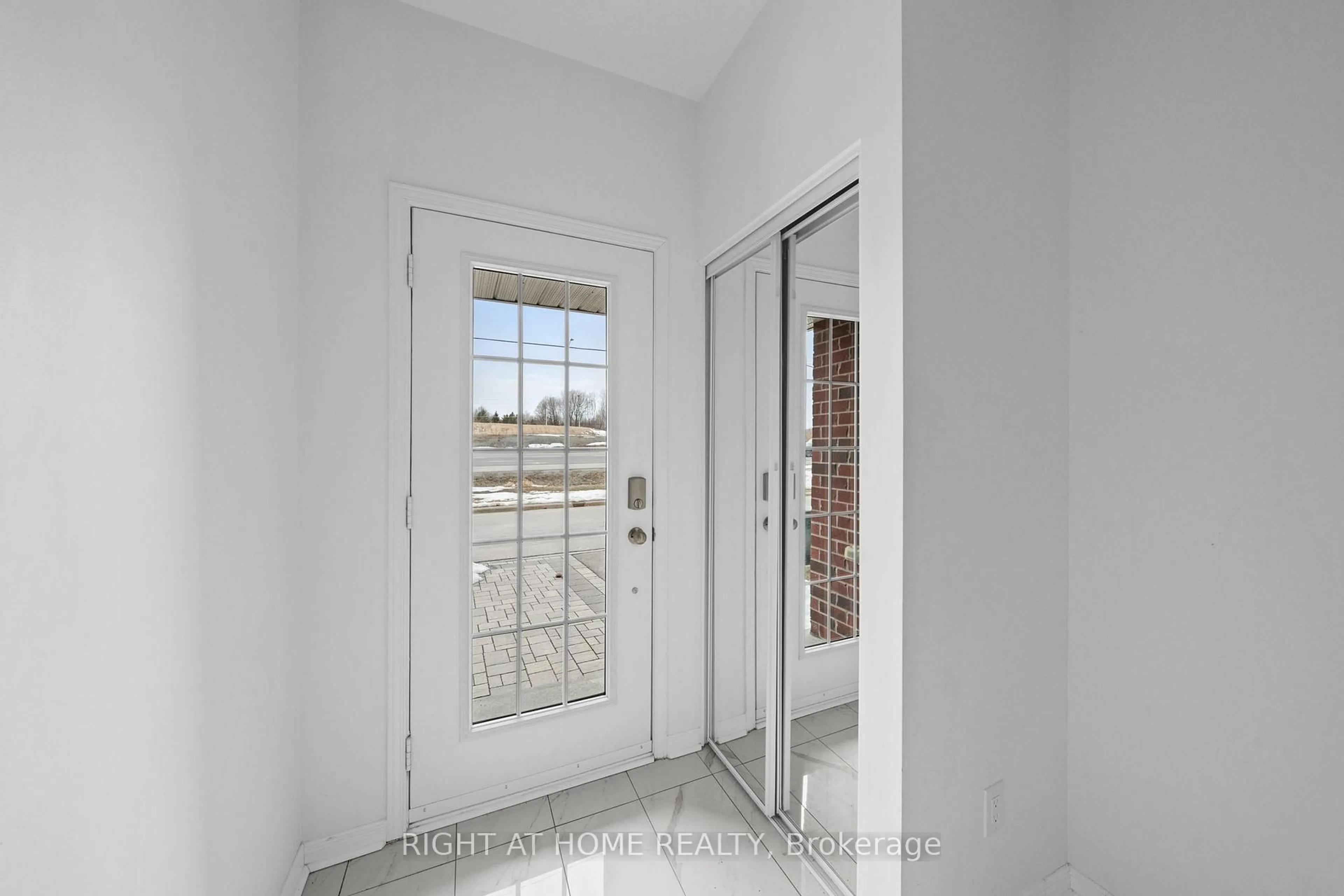 Indoor entryway for 161 CAMDEN Private, Ottawa Ontario K2J 6J1