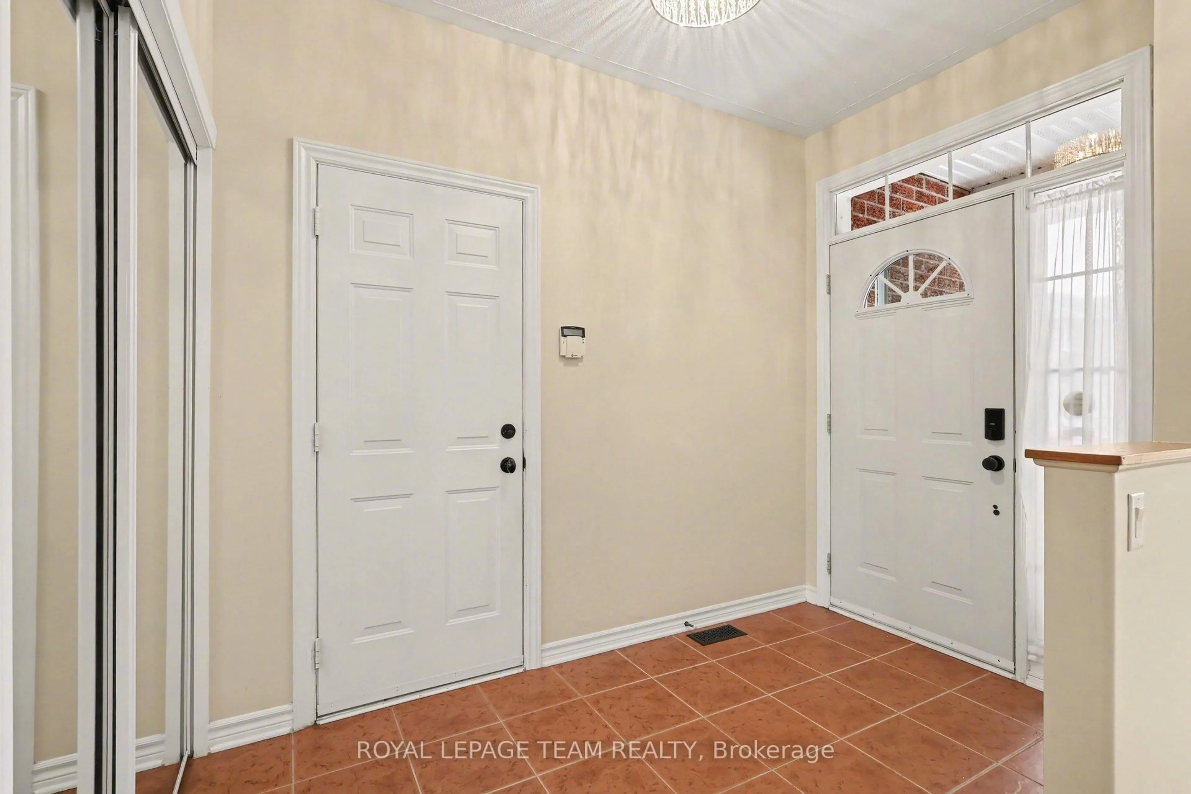 Indoor entryway for 751 Vermillion Dr, Ottawa Ontario K1V 1V8