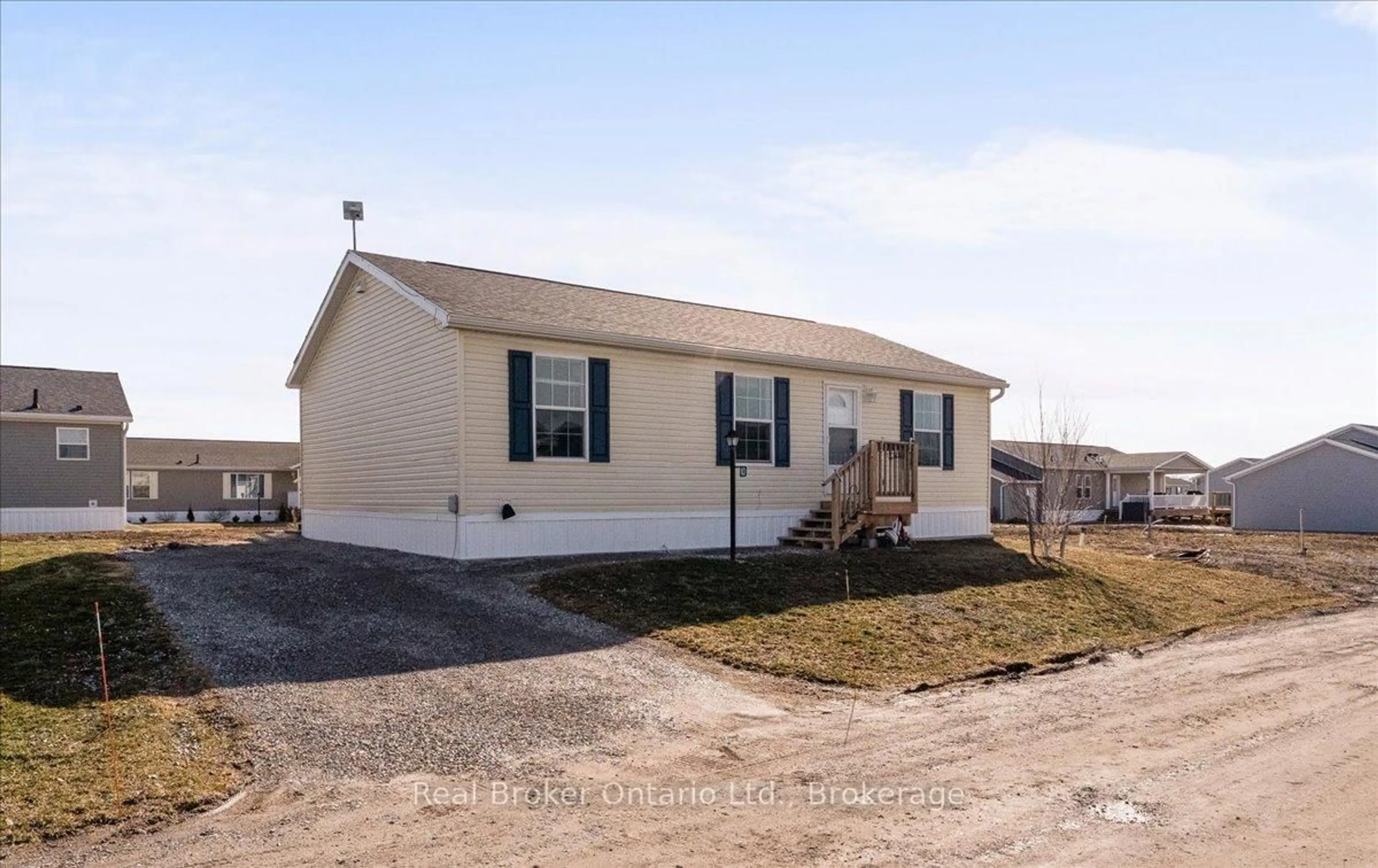 Home with vinyl exterior material, street for 10 BENT WILLOW Crt, Haldimand Ontario N0A 1L0