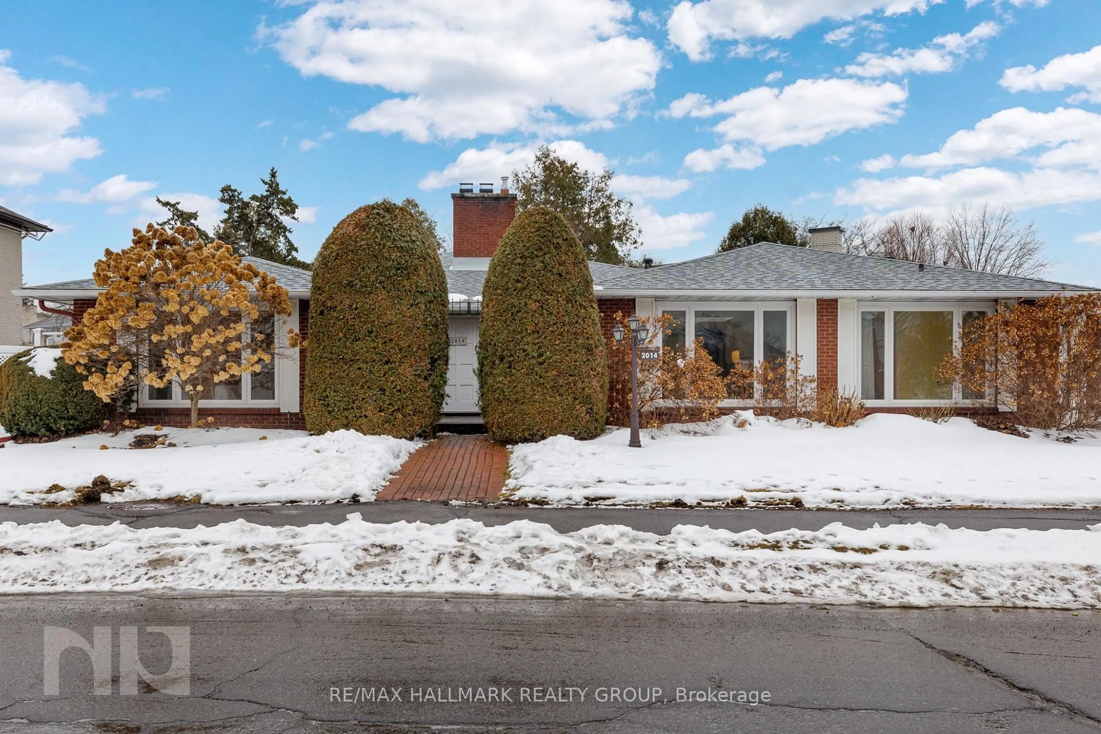 A pic from outside/outdoor area/front of a property/back of a property/a pic from drone, street for 2014 Delmar Dr, Ottawa Ontario K1H 5P8