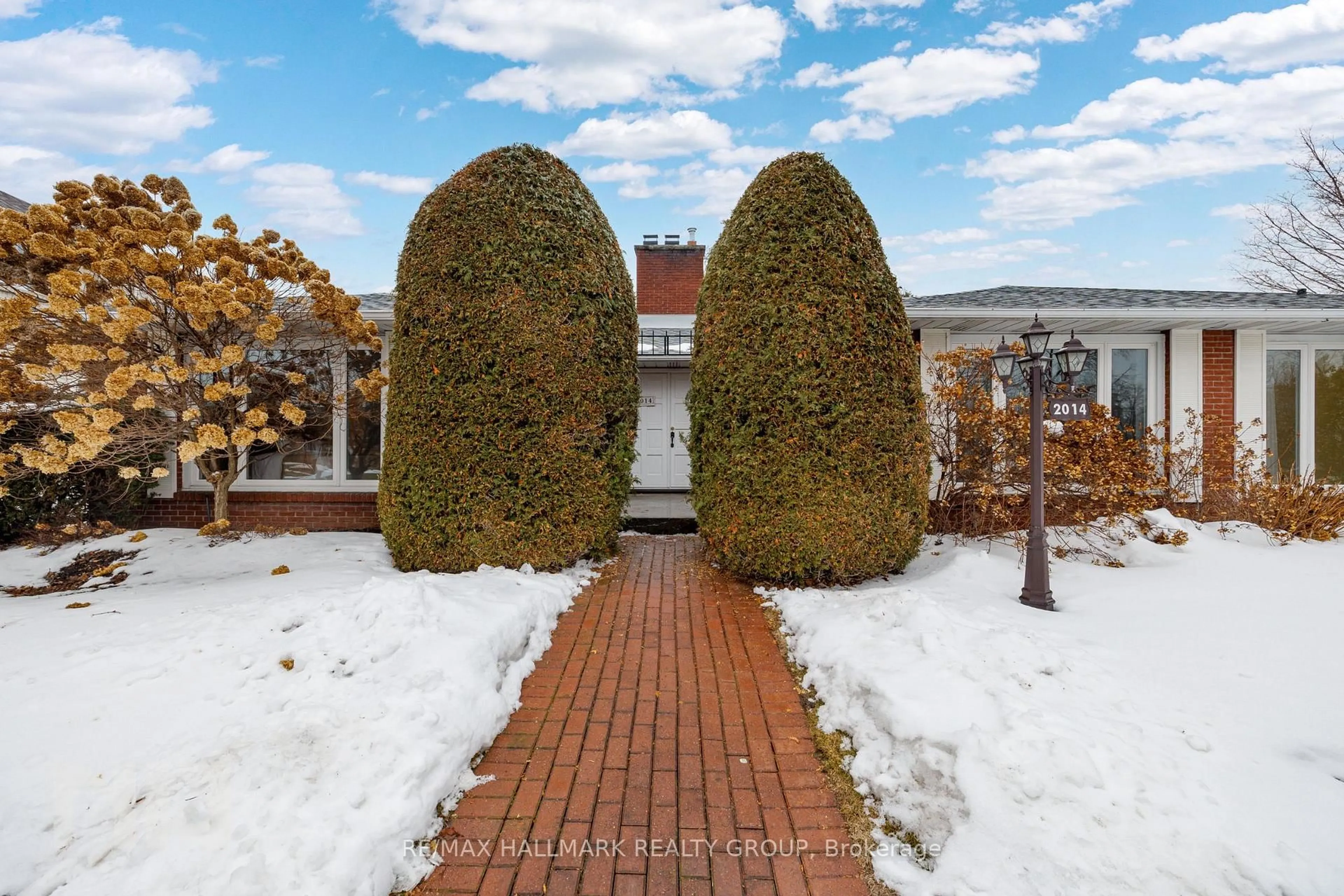 Patio, street for 2014 Delmar Dr, Ottawa Ontario K1H 5P8