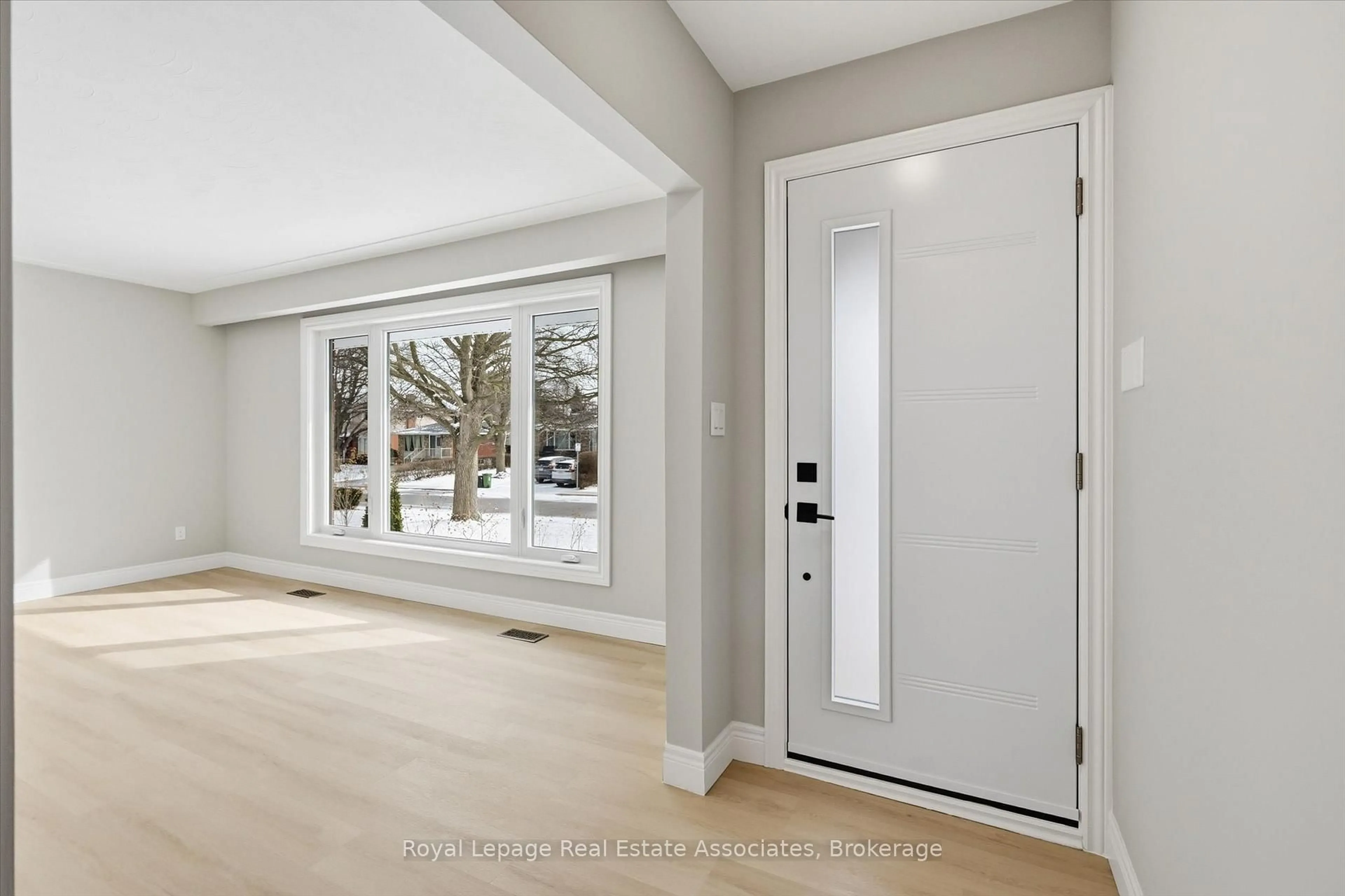 Indoor entryway for 26 Geneva Dr, Hamilton Ontario L9C 3Z5