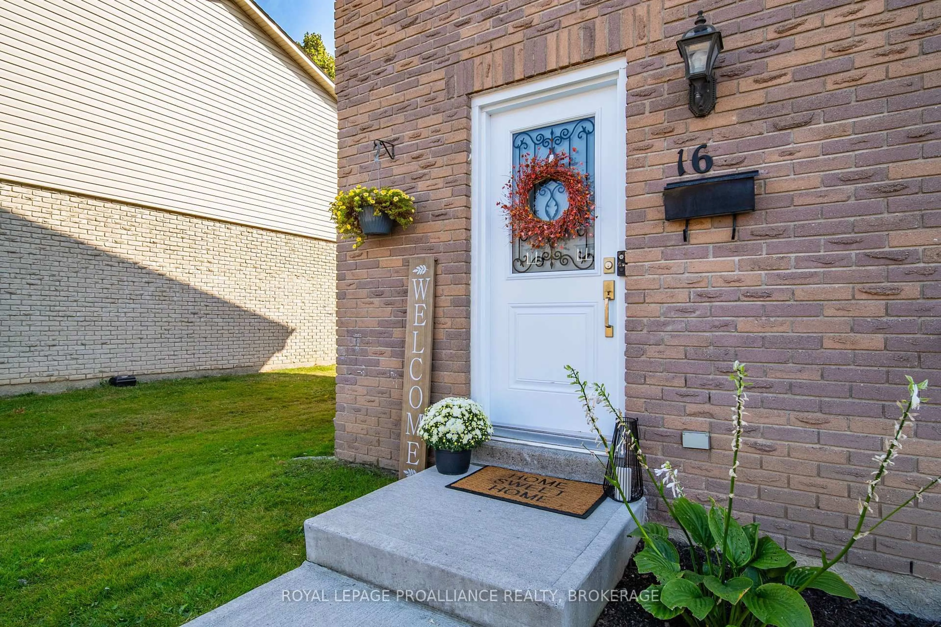 Indoor entryway for 16 Rosemund Cres, Kingston Ontario K7M 6Z3