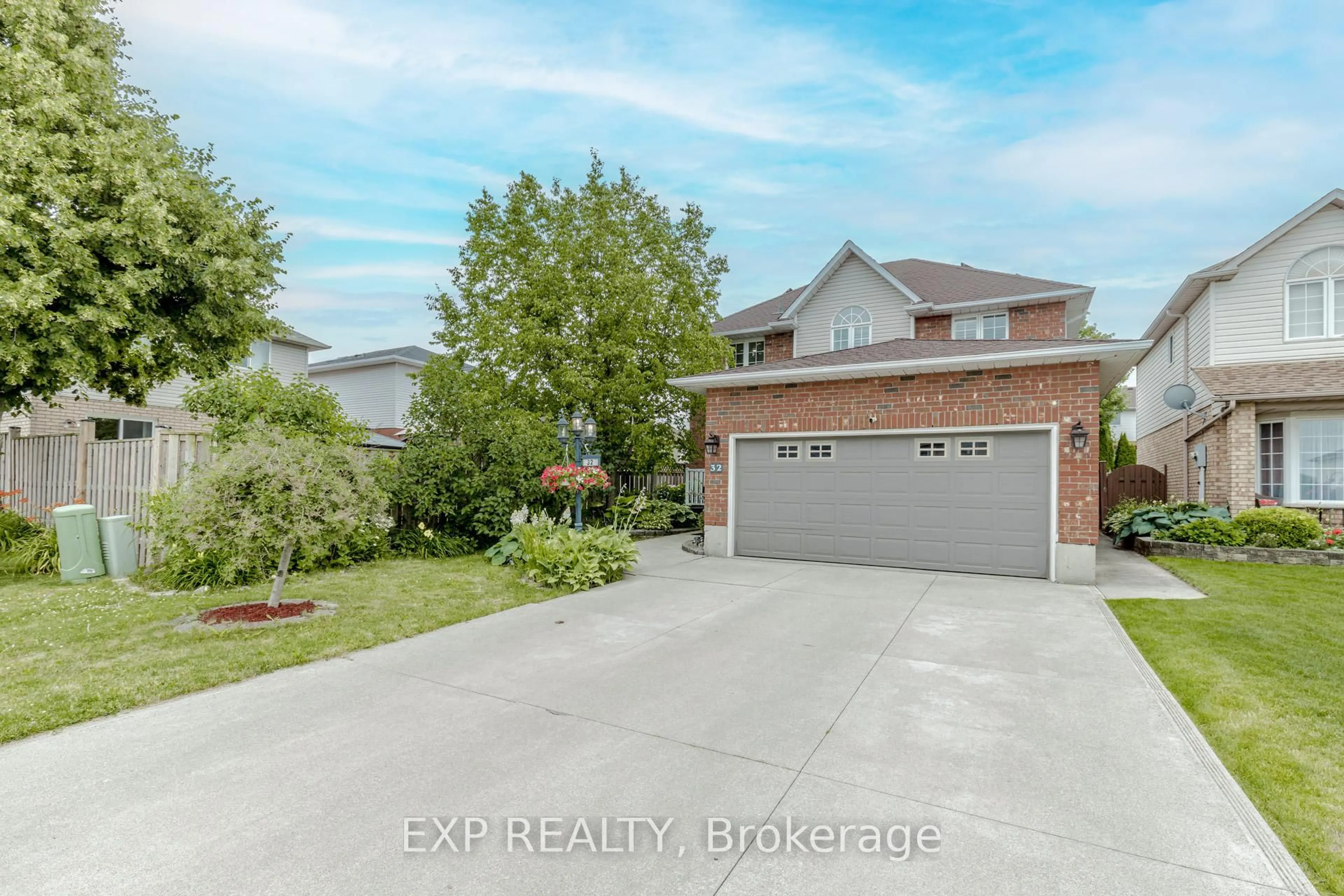 A pic from outside/outdoor area/front of a property/back of a property/a pic from drone, street for 32 Vineberg Dr, Hamilton Ontario L9B 2P6