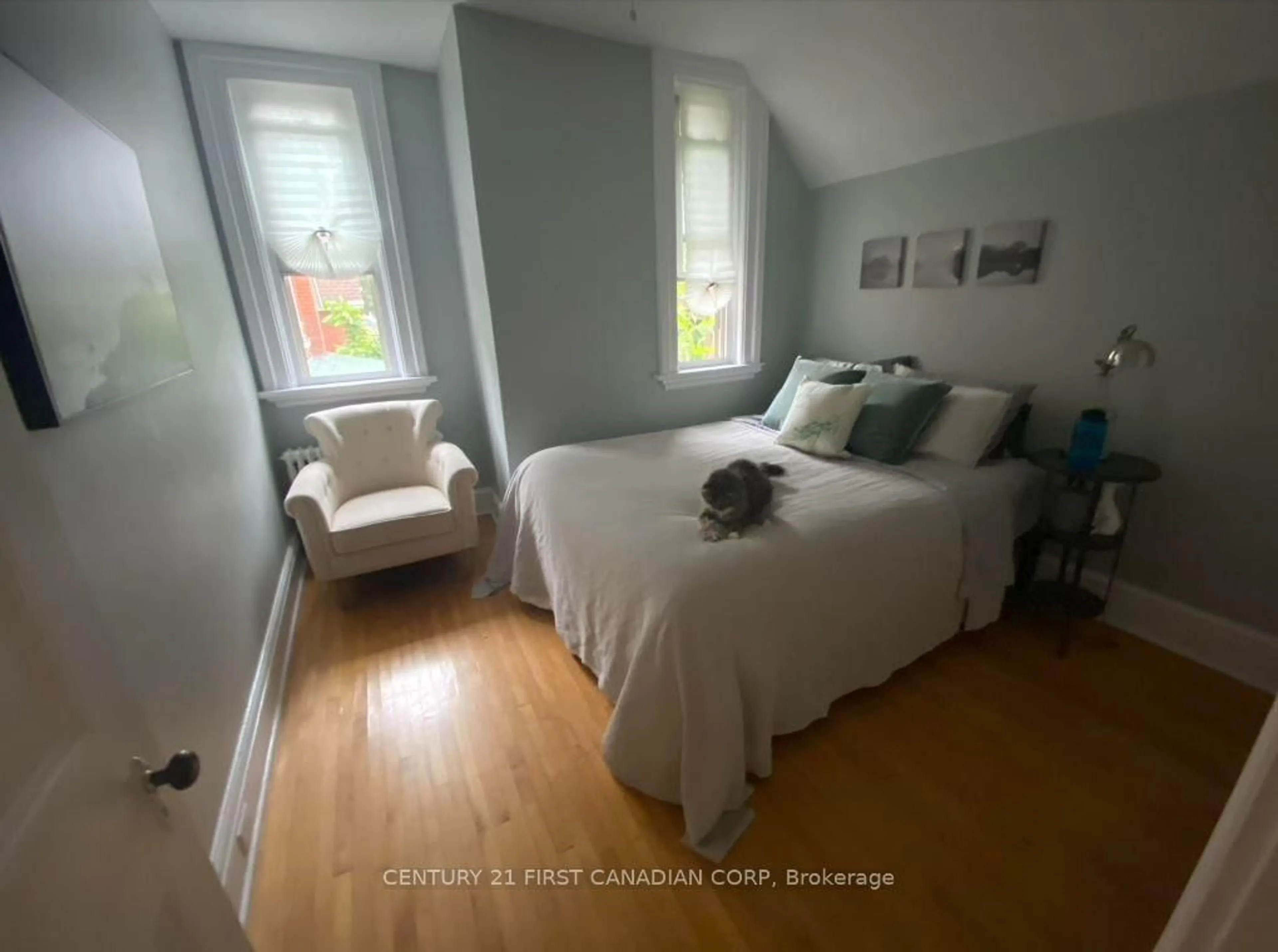 A pic of a room for 281 Hill St, London East Ontario N6B 1E1