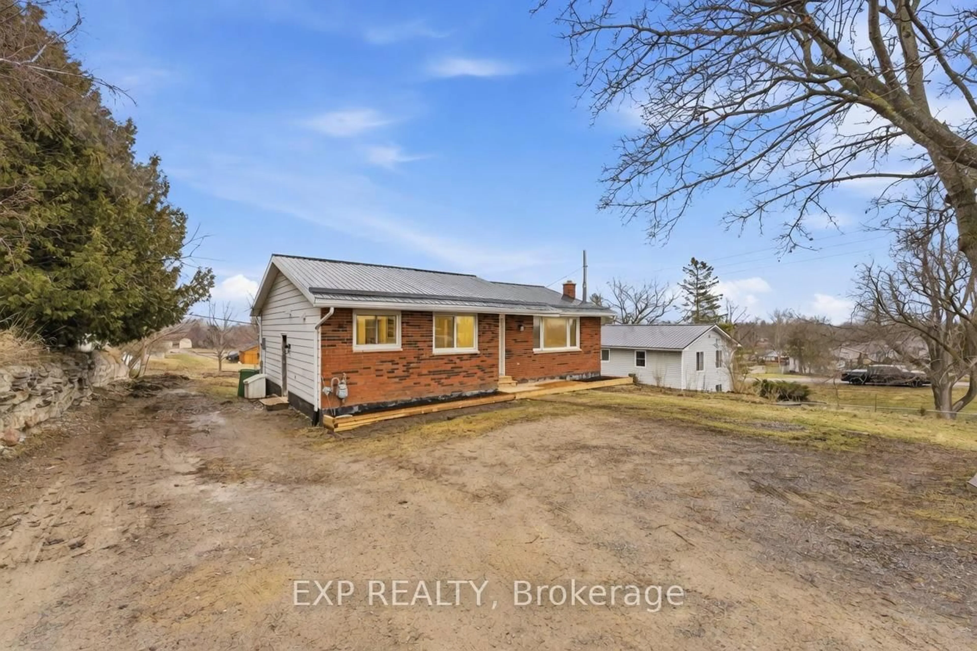 A pic from outside/outdoor area/front of a property/back of a property/a pic from drone, unknown for 696 Whites Rd, Trenton Ontario K8V 5P8